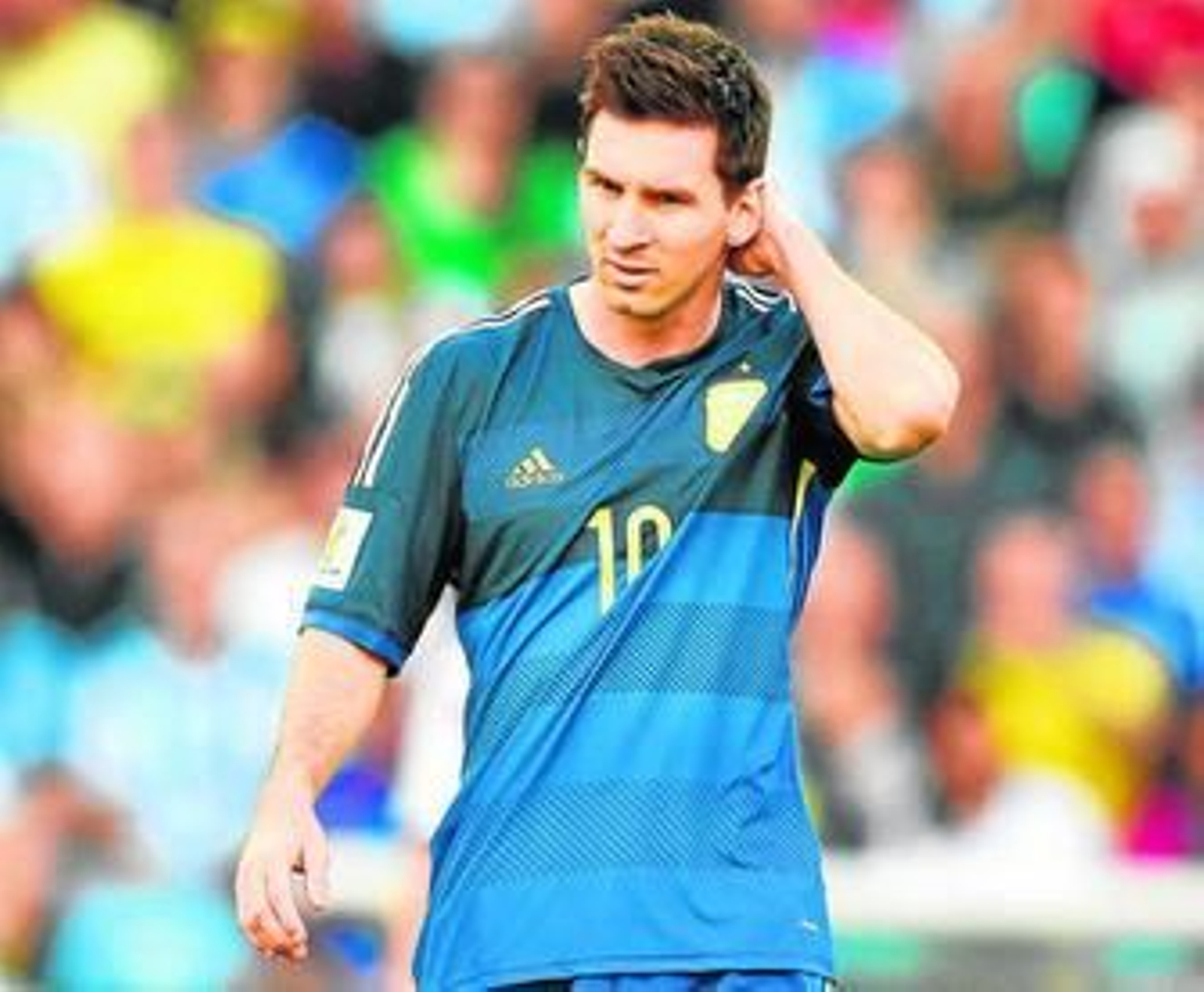 Lionel Messi se rasca la nuca durante el transcurso del partido. Lionel Messi se rasca la nuca durante el transcurso del partido.
