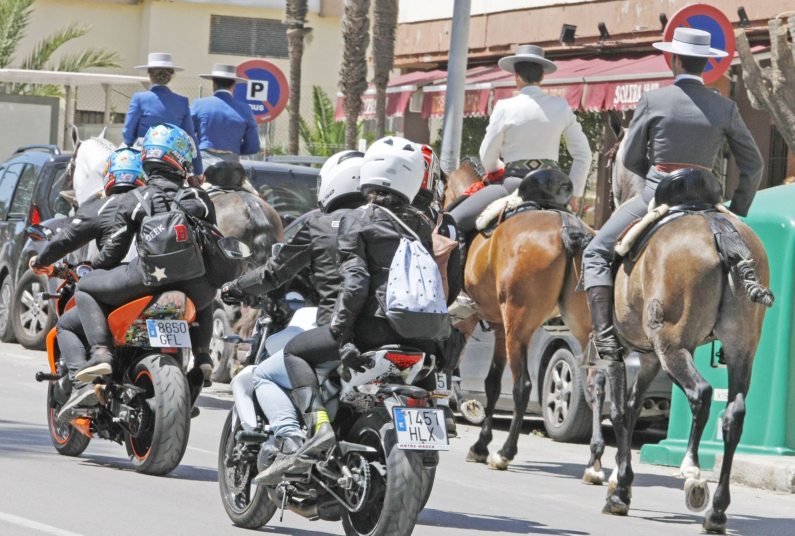 Moteros y caballistas, ayer en las cercanías del recinto de la Feria del Caballo.