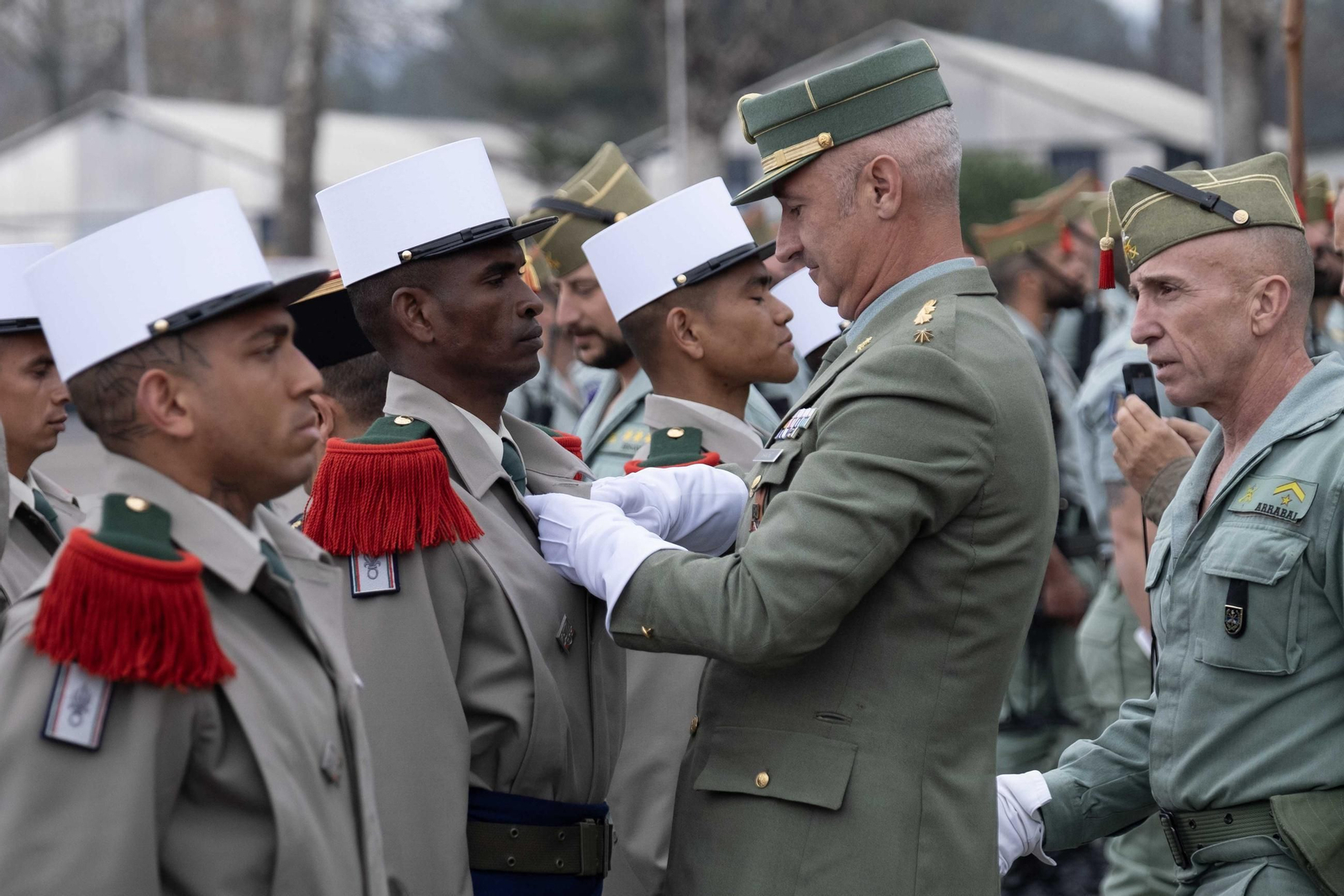 Entrega del 'Képi blanc' a los nuevos efectivos de la Legión Extranjera francesa en Ronda, en imágenes