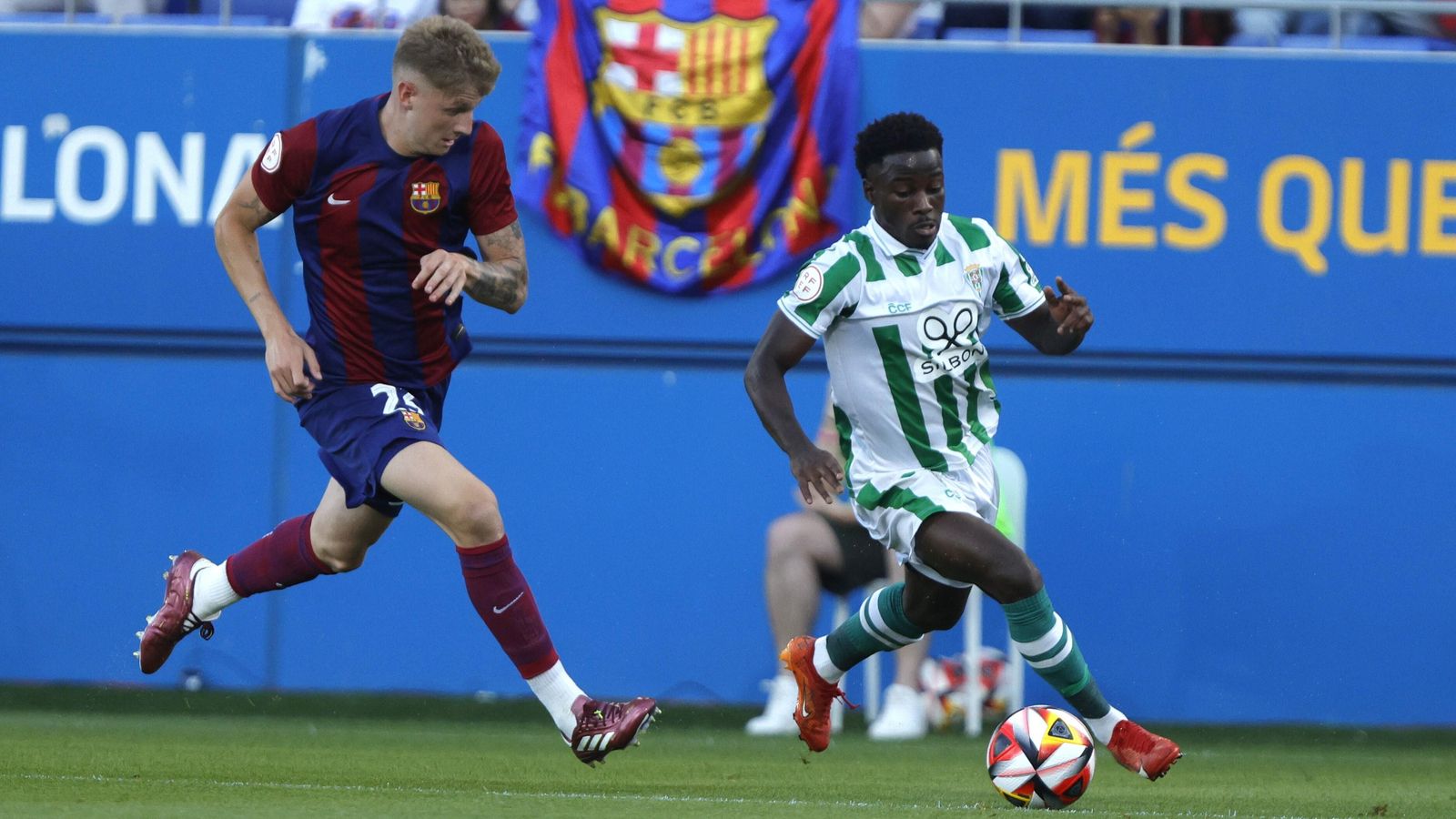 Adilson Mendes se marcha de Pelayo en el Barcelona Atlètic - Córdoba CF.