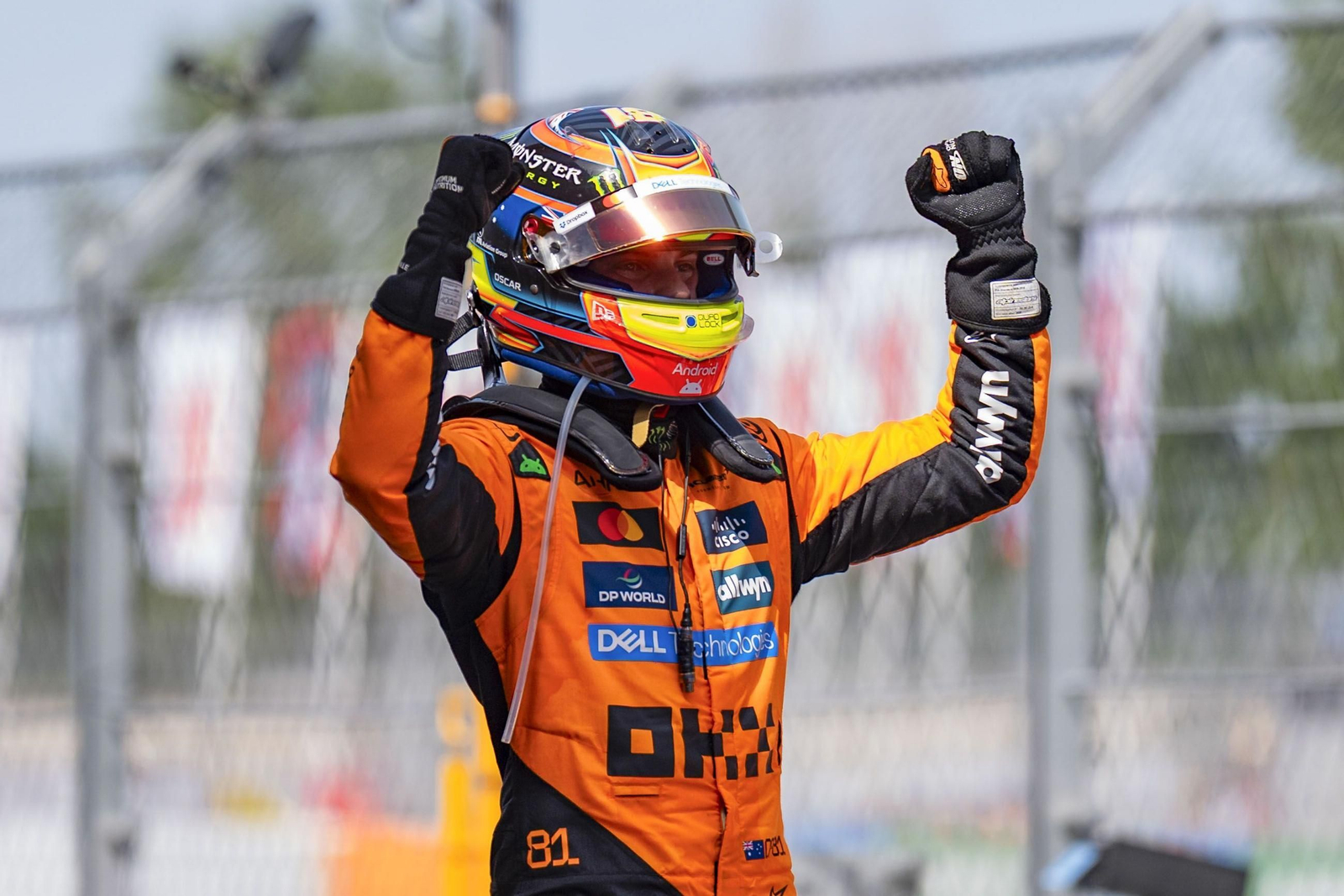 Óscar Piastri levanta los brazos para celebrar su victoria en Montmeló