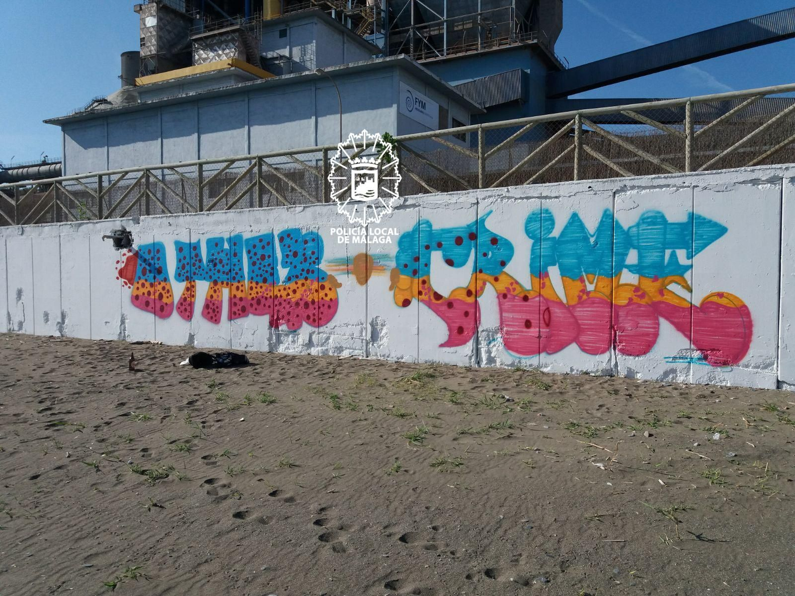 La pintada que realizaron en el muro de la playa de La Araña.