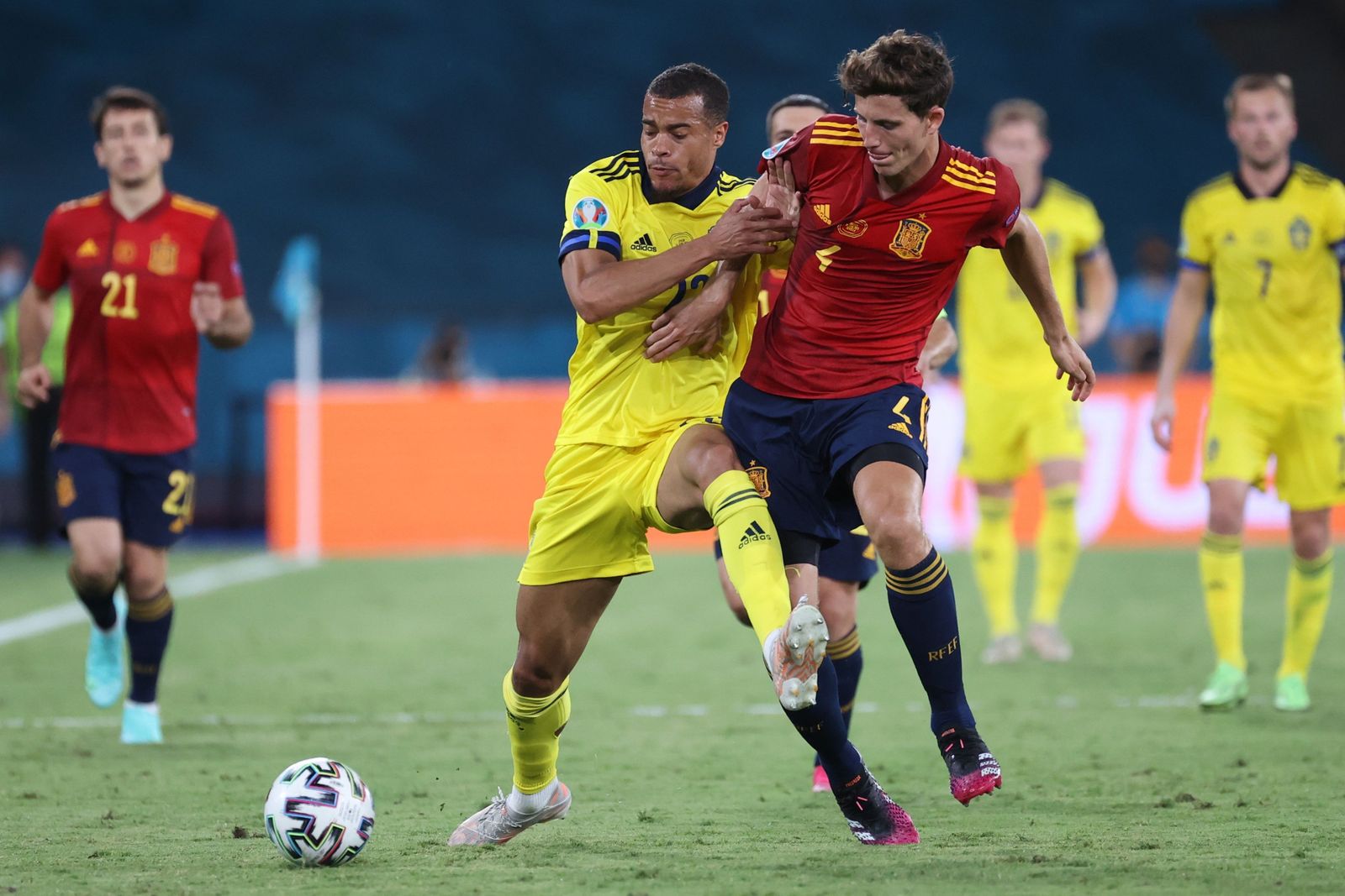 Pau Torres forcejea con el delantero sueco Quaison en un césped un tanto irregular.