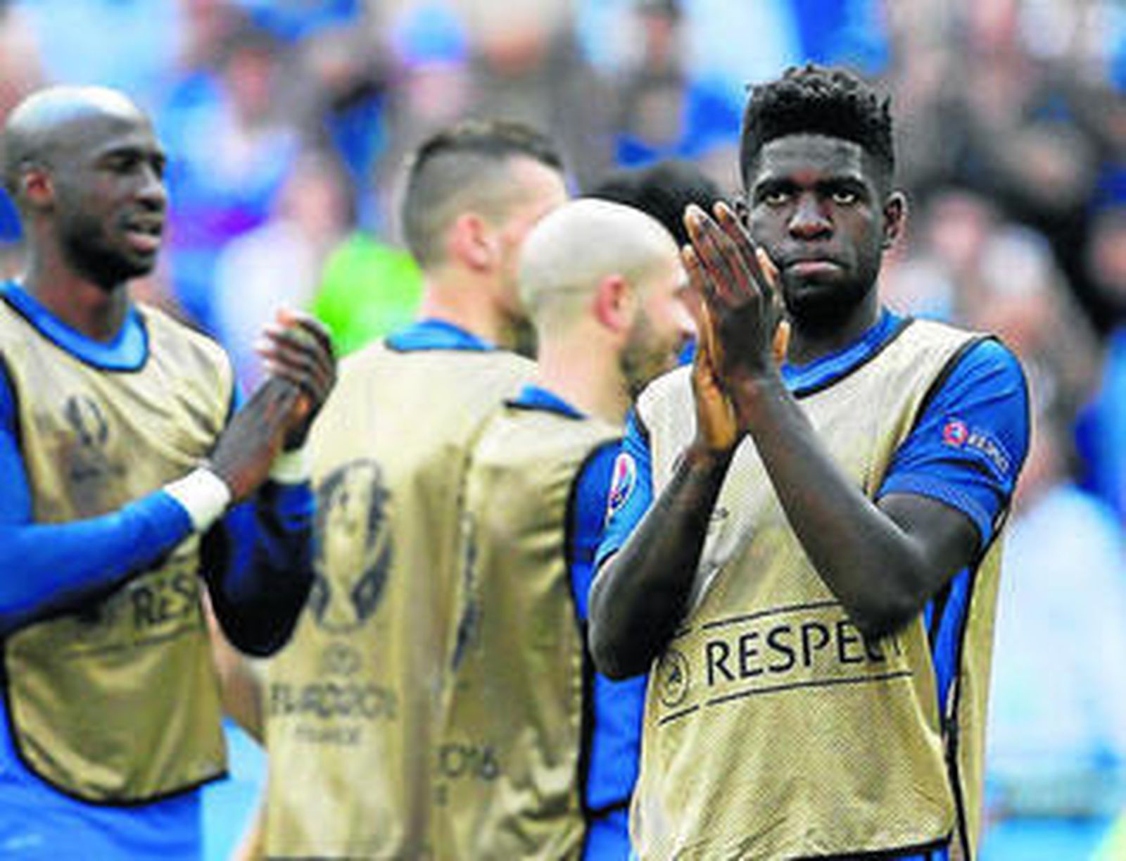 Umtiti aplaude a la grada tras un partido con su selección.