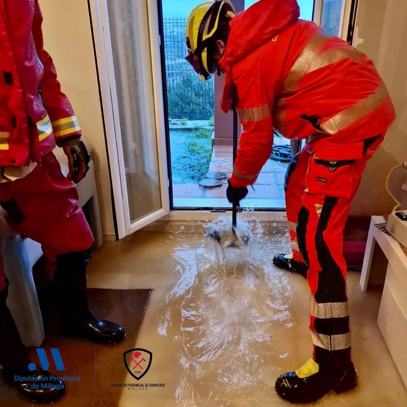 Bomberos achican agua en una urbanización de Manilva.