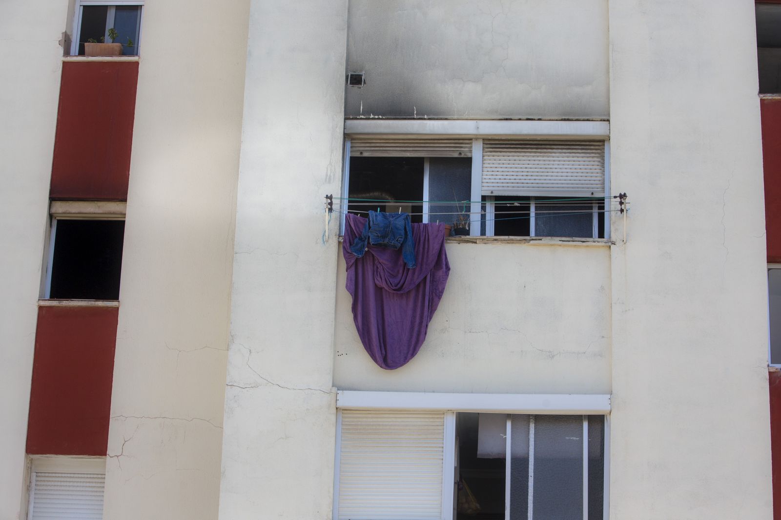 Daños en la fachada de la vivienda afectada por el incendio.