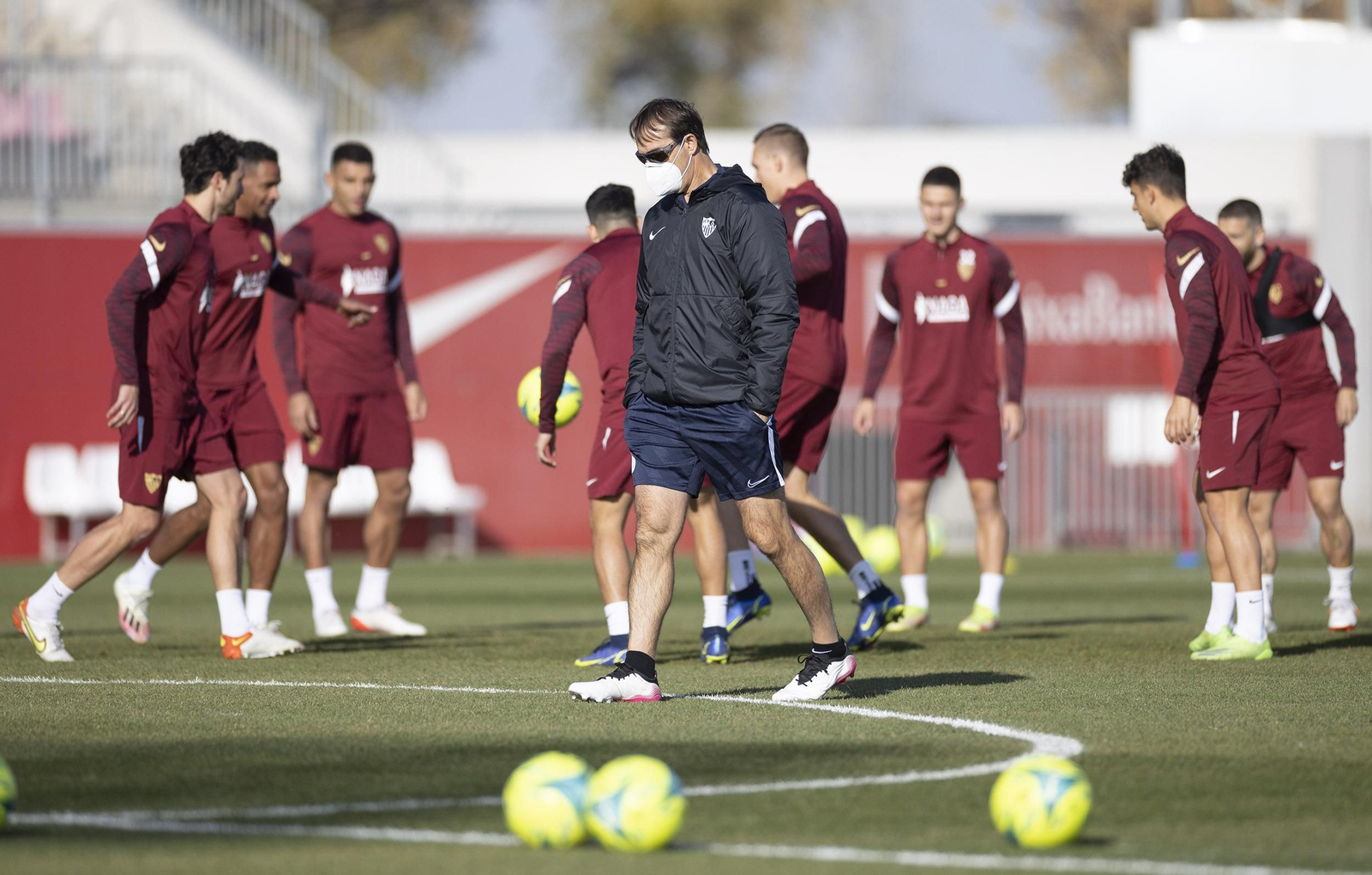 Julen Lopetegui,  meditabundo, durante un entrenamiento del Sevilla.
