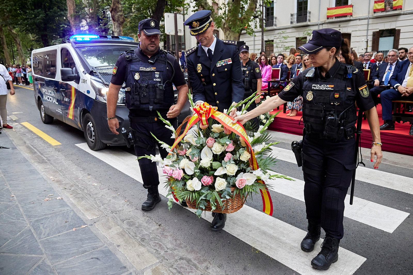 Granada se vuelca con la ofrenda floral en la Basílica de la Virgen de las Angustias