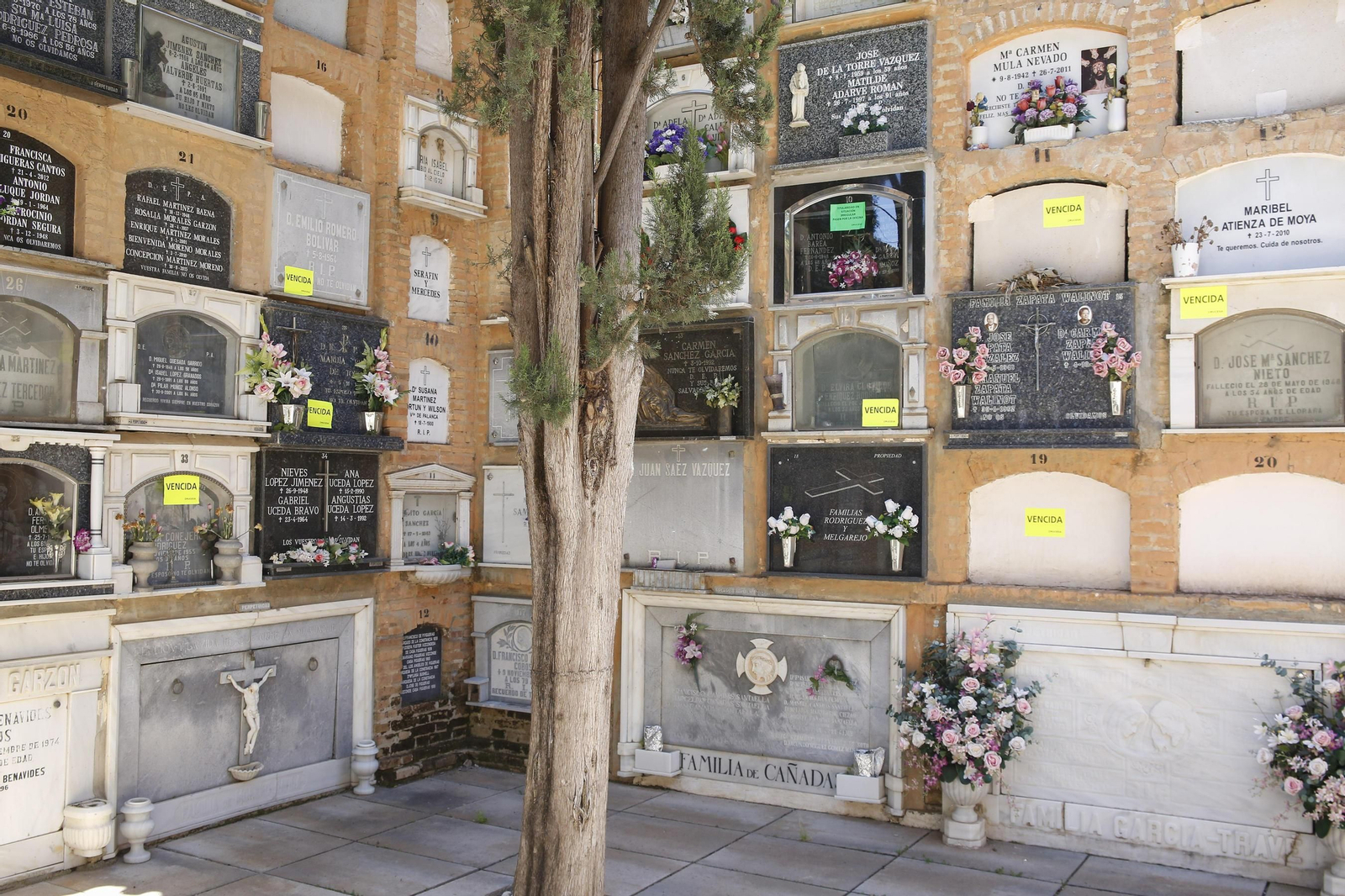 Ayer se podían ver multitud de avisos amarillos en el camposanto.