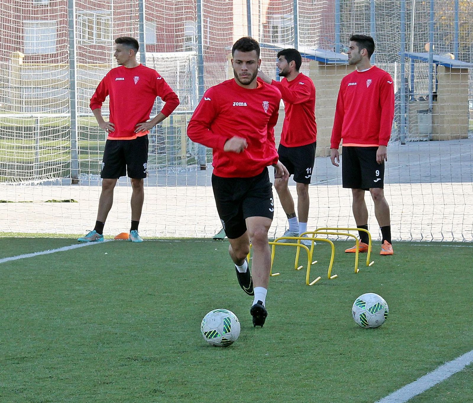El azulino Rubén García conduce el esférico en el transcurso de una sesión preparatoria del equipo.