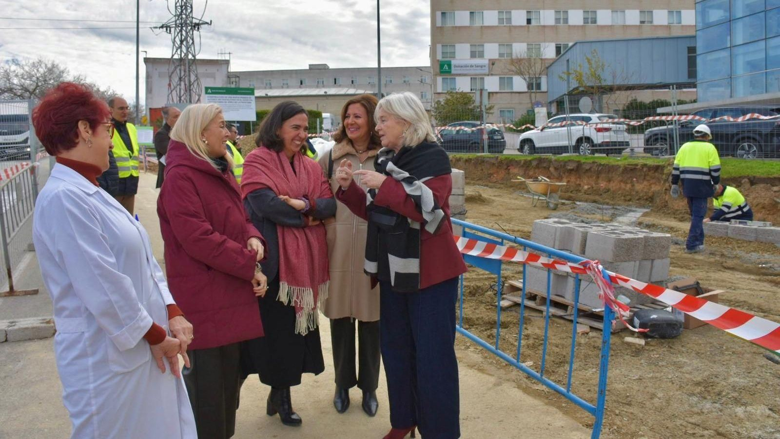 Un momento de la visita institucional a las obras de la nueva parada, en el Hospital de Jerez.