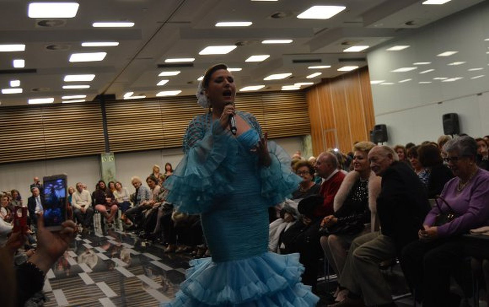 La cantante Laura Gallego, durante el desfile.

Foto: Ignacio Casas de Ciria