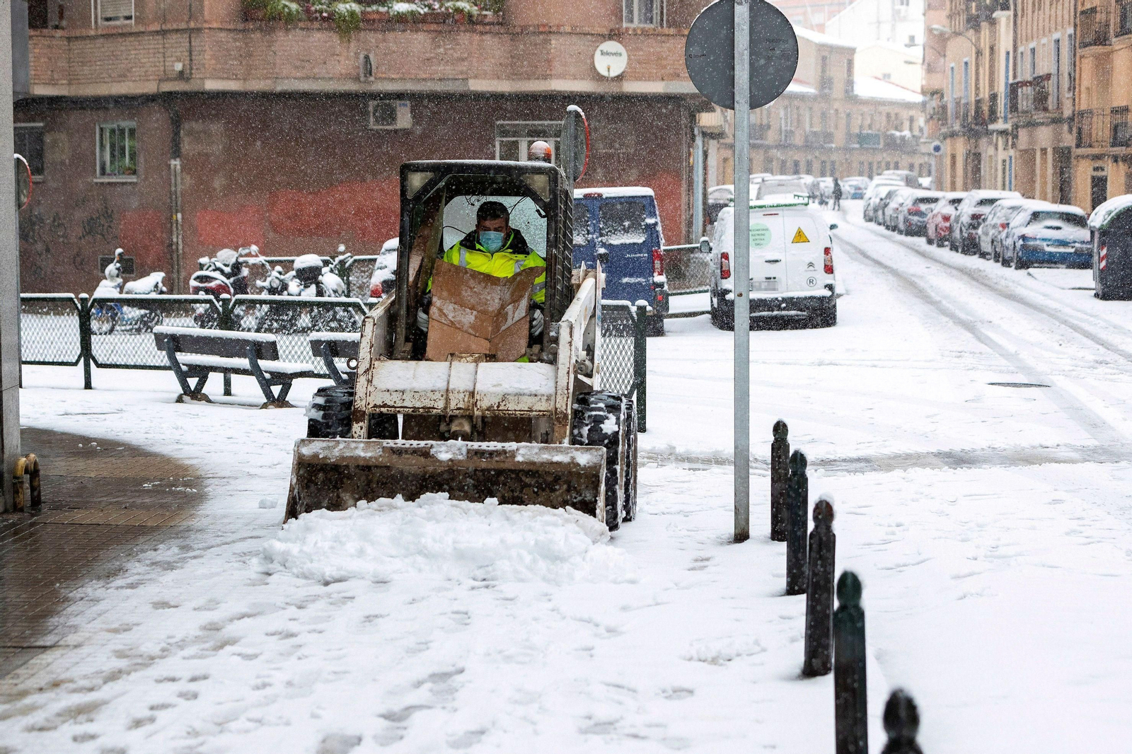 El segundo día del temporal 'Filomena' en imágenes: más nieve y caos