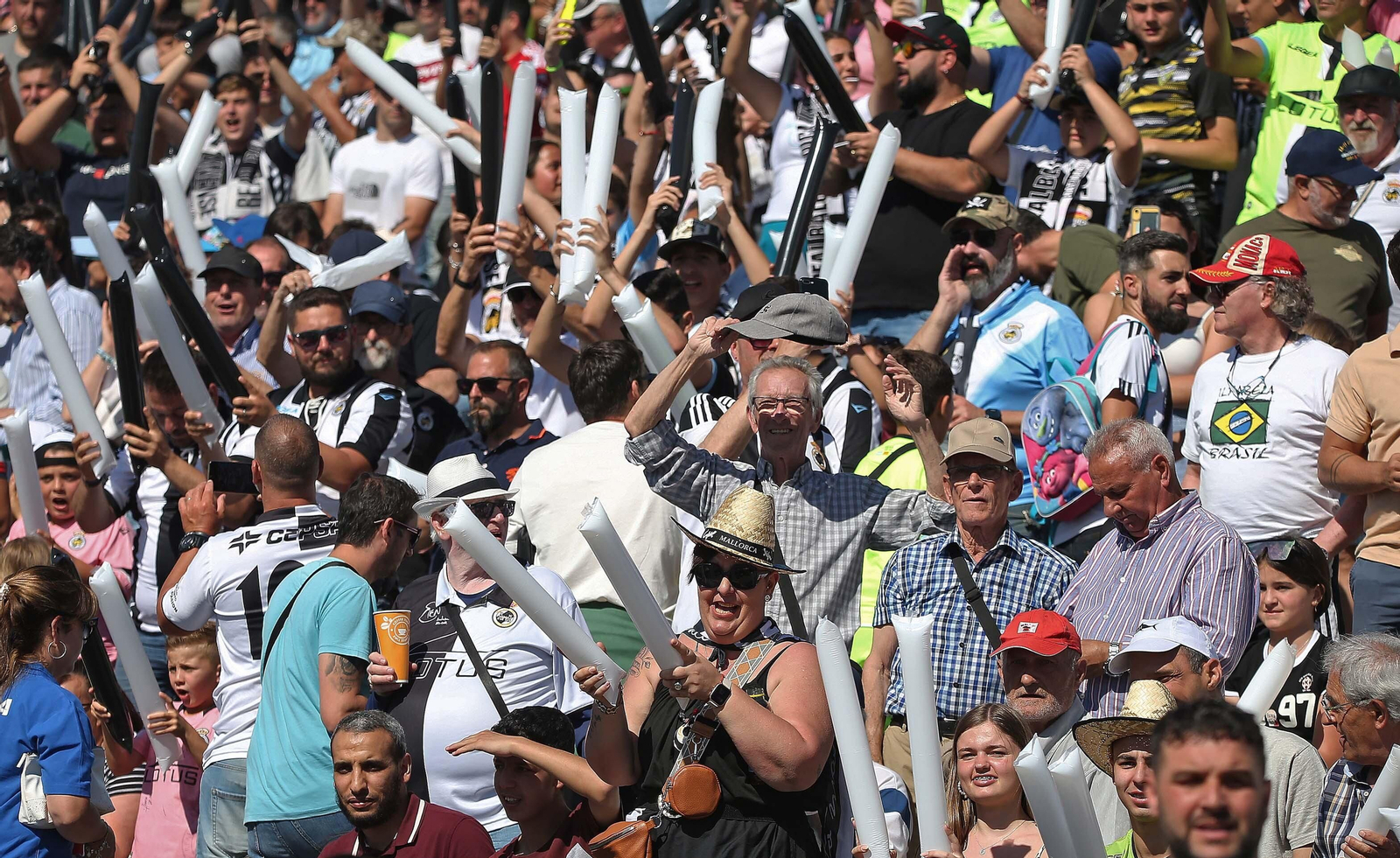 Fotos de la afición durante el Balona - Algeciras en el estadio municipal de La Línea