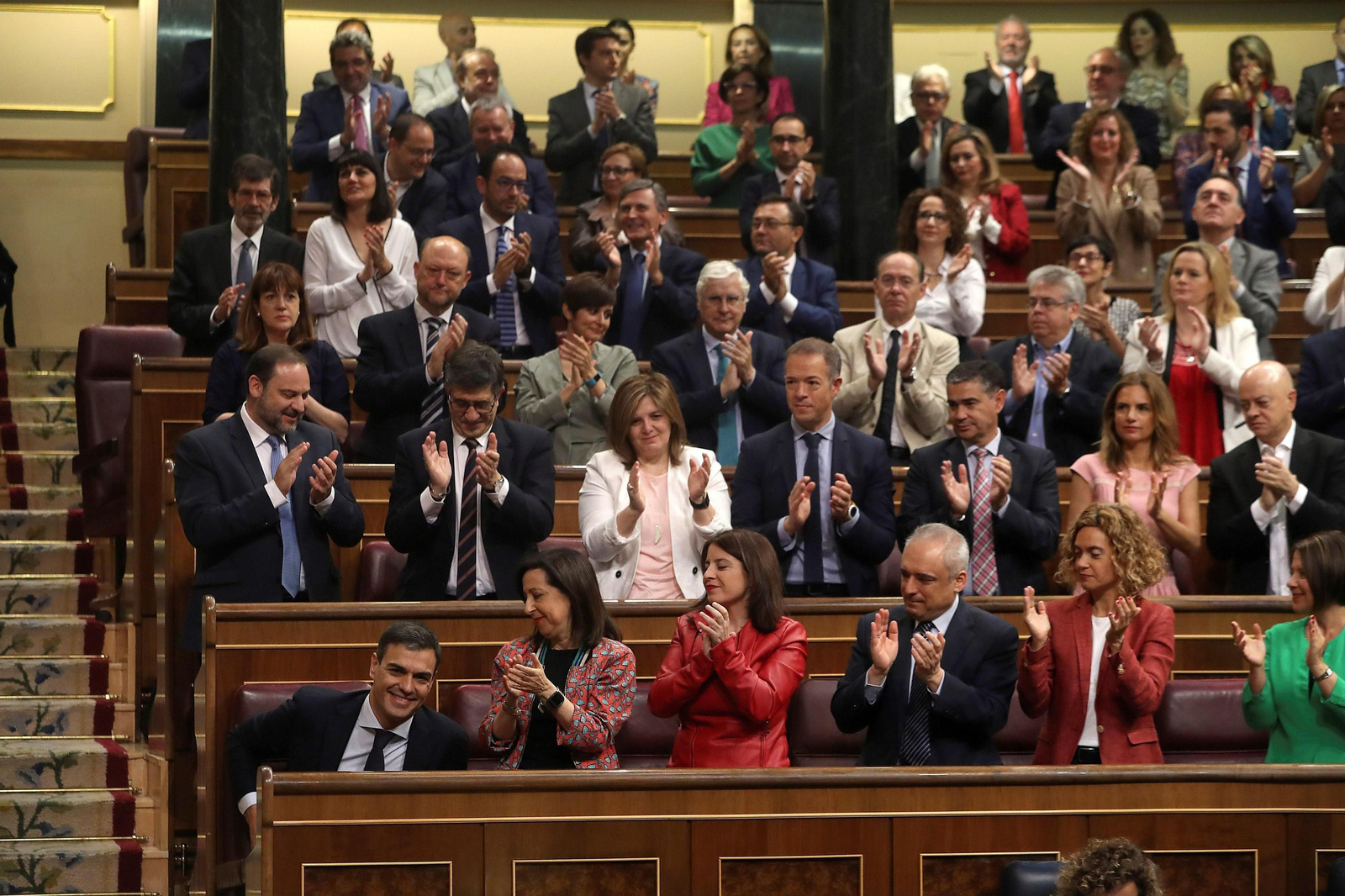 La bancada socialista aplaude a Pedro Sánchez.
