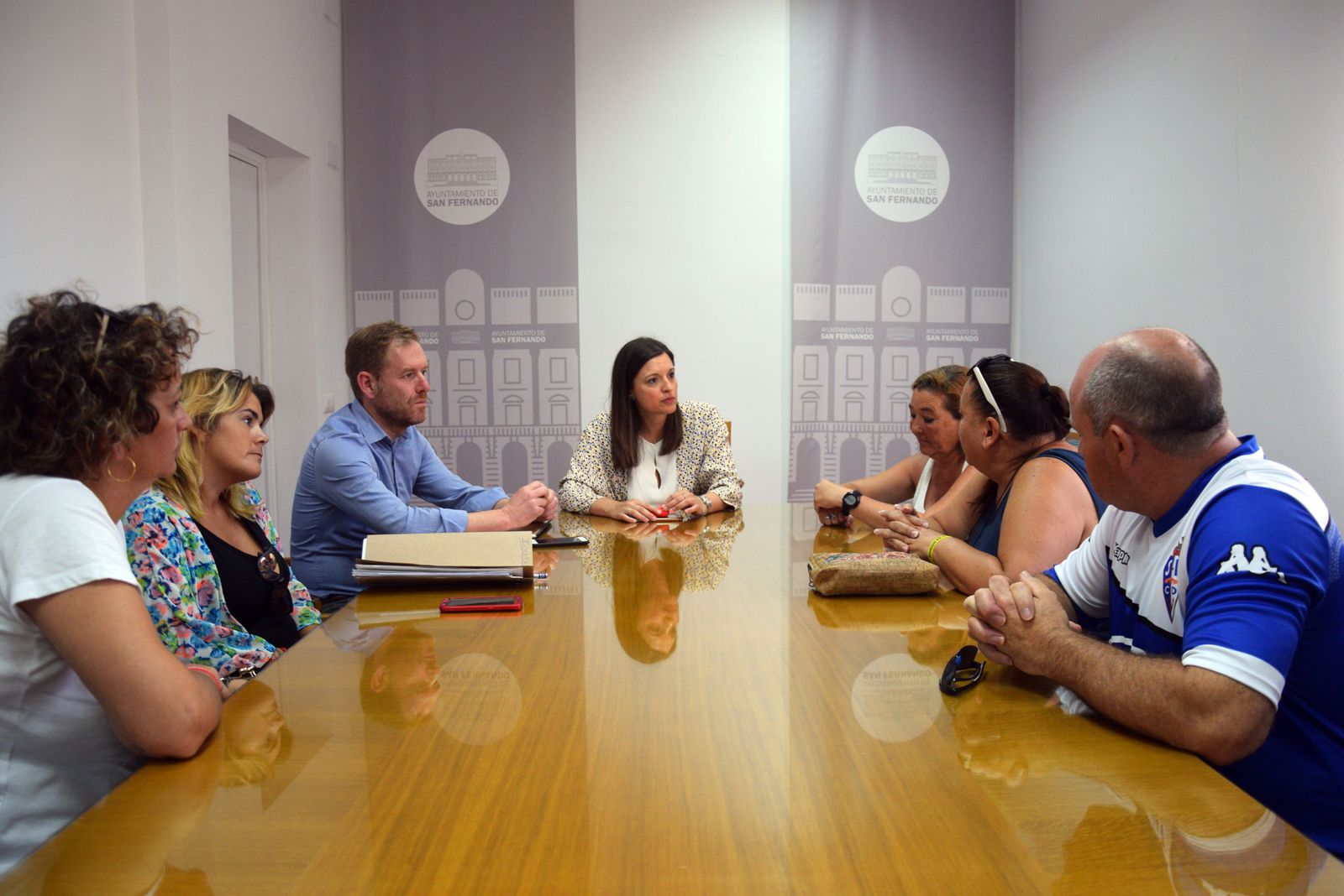 Cavada y Rodríguez, con algunos de los afectados por el cierre de iDental.