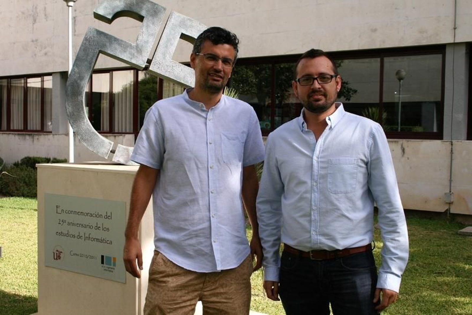 El doctor José Ángel Galindo Duarte y el alumno Alejandro Rojas. / US