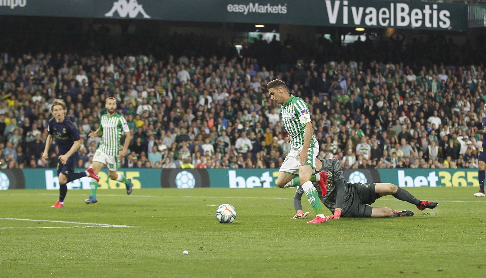 Joaquín se marcha de Courtois en el claro mano a mano fallado en el duelo en el Benito Villamarín de la 2019-20.