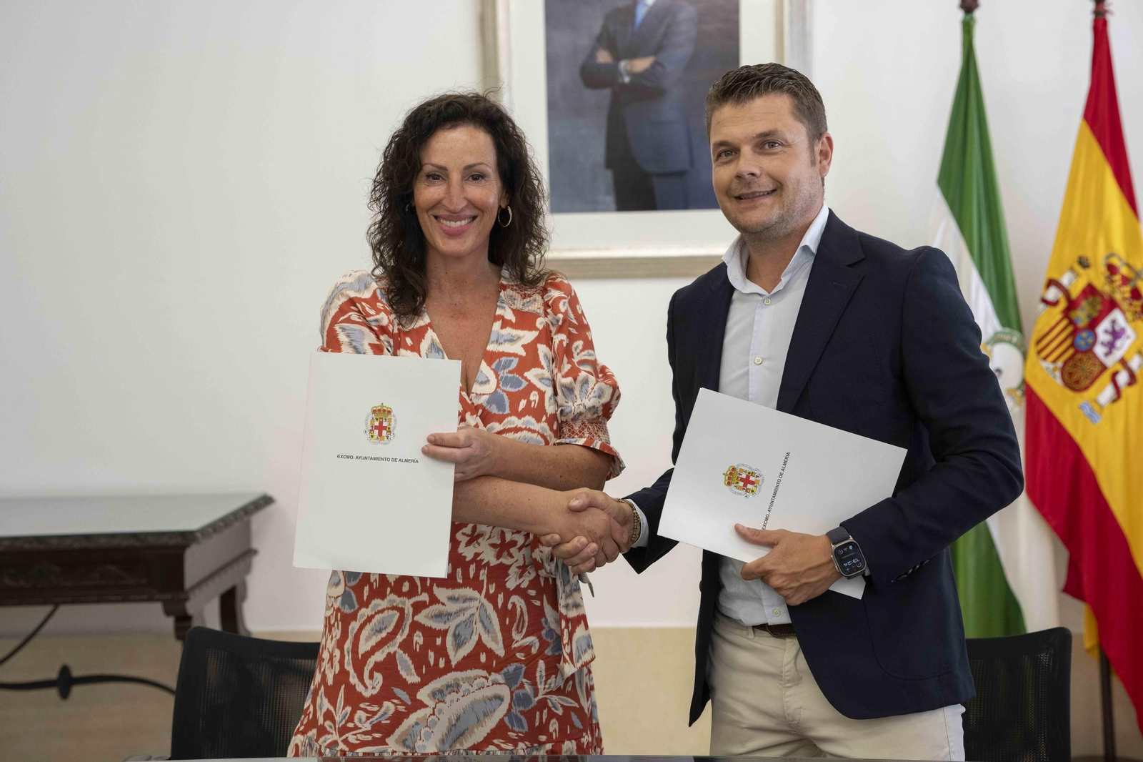 Un momento de la firma del contrato de adjudicación de obras