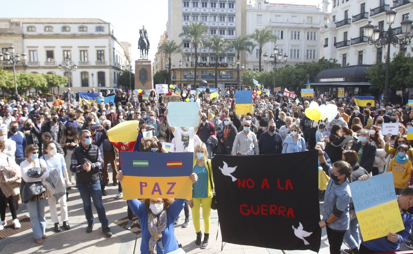 La concentración contra la guerra en Ucrania en Córdoba, en imágenes