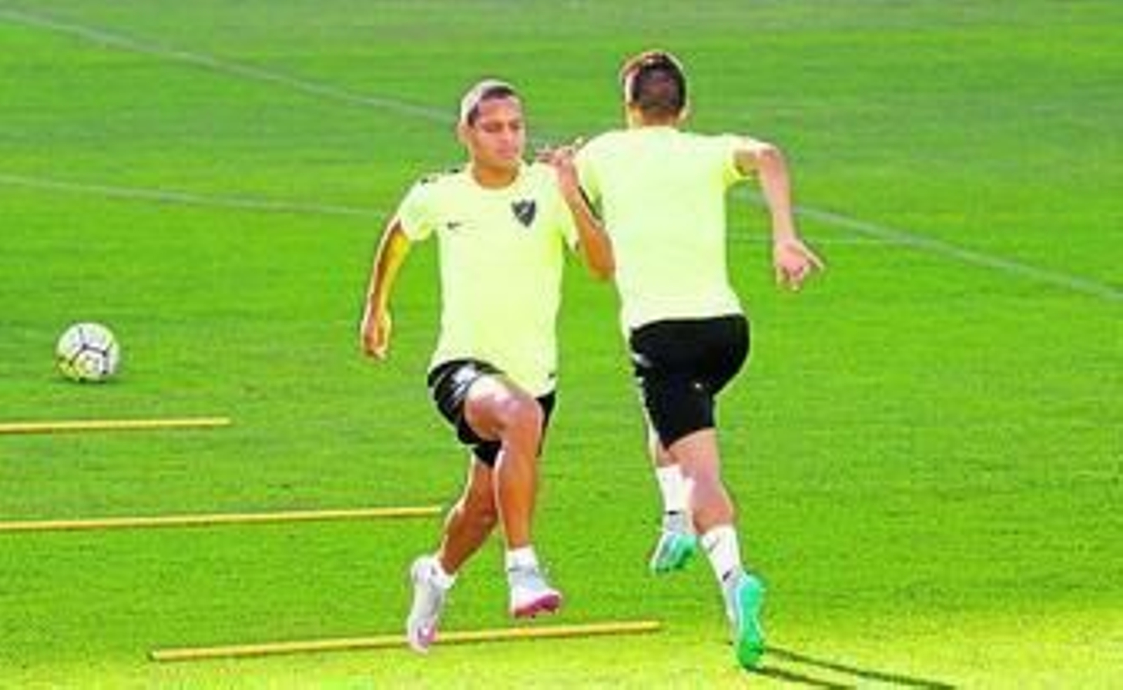 Rosales se ejercita en un entrenamiento del Málaga.