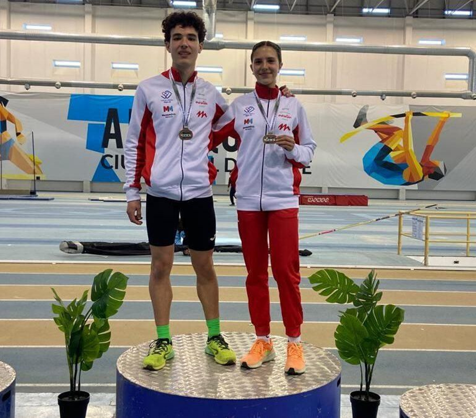 Roberto Piñero y Lucía Rodríguez posan con las medallas de oro logradas en el Andaluz sub-16.