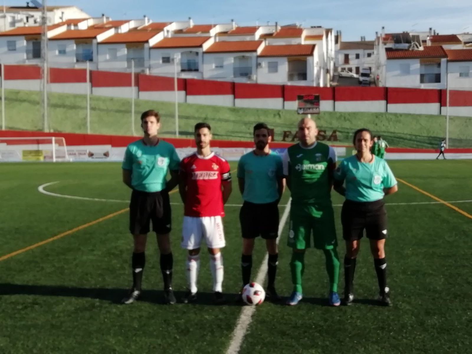 Diego Galiano, capitán del Guada, con el abanderado del Espeleño y el trío arbitral.