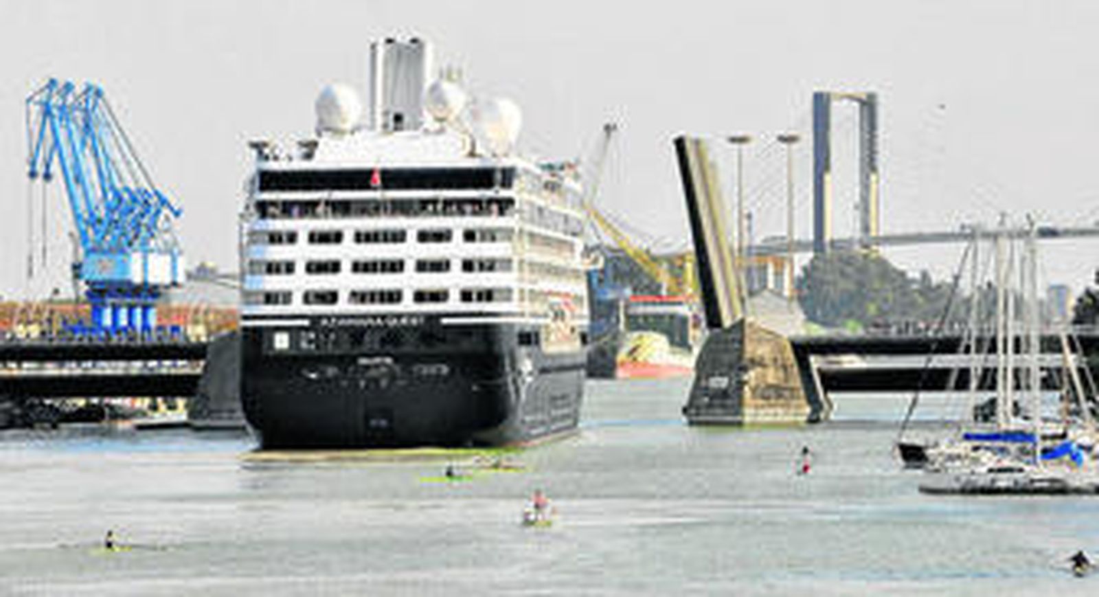 El buque 'Azamara', en el Puerto de Sevilla, la pasada primavera en los días de la Feria de Abril.