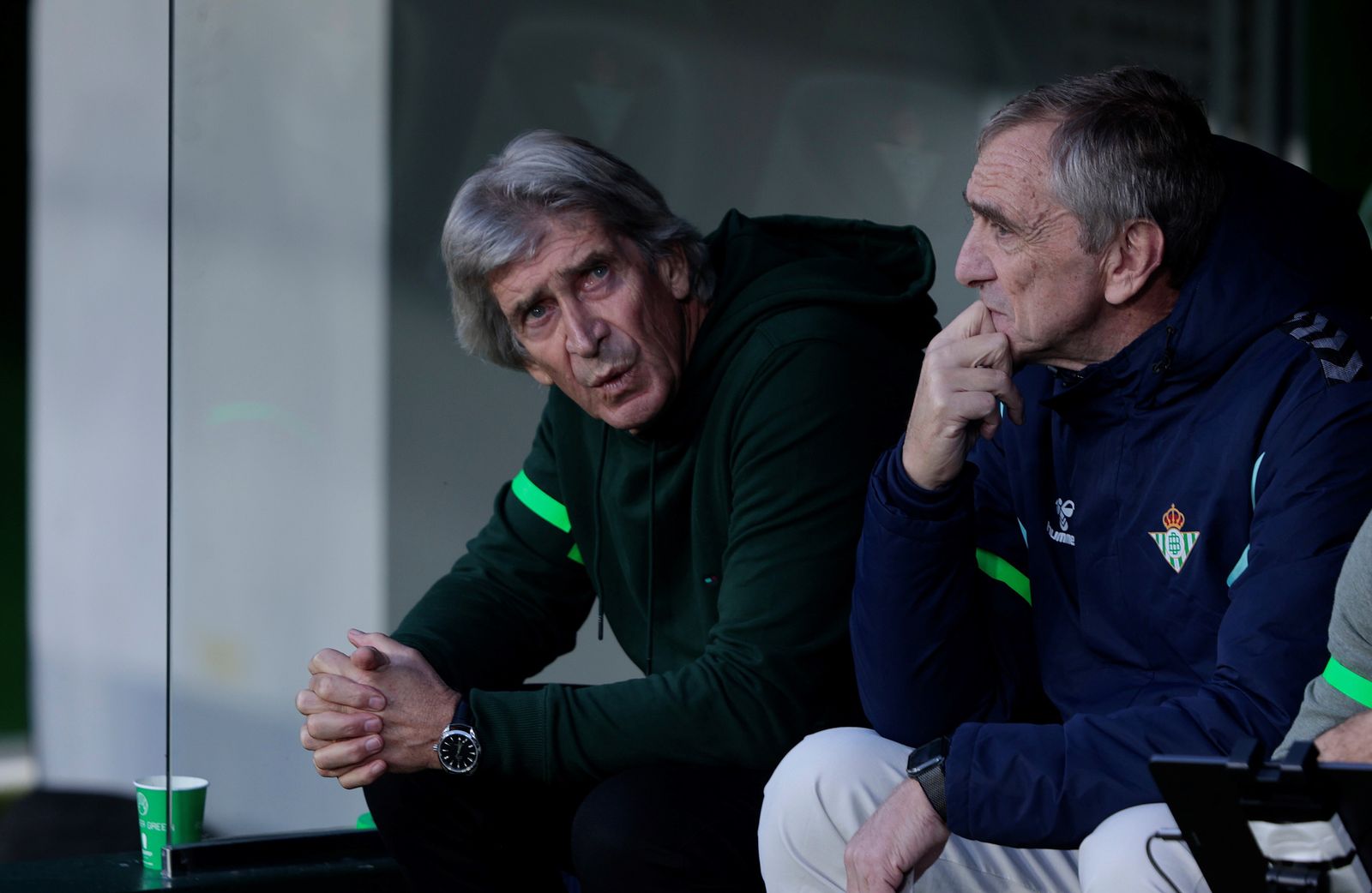 Manuel Pellegrini y Rubén Cousillas, en su banquillo del Benito Villamarín.