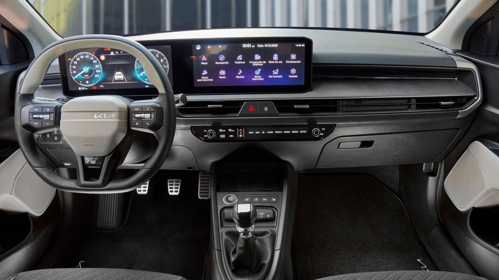 Todo lo que está a la vista en el salpicadero cambia. Por supuesto, lo hacen las pantallas, pero también el panel multimodo que, estrenado en el EV6, permite seleccionar atajos para la pantalla o funciones de climatización y se sitúa bajo los aireadores centrales.