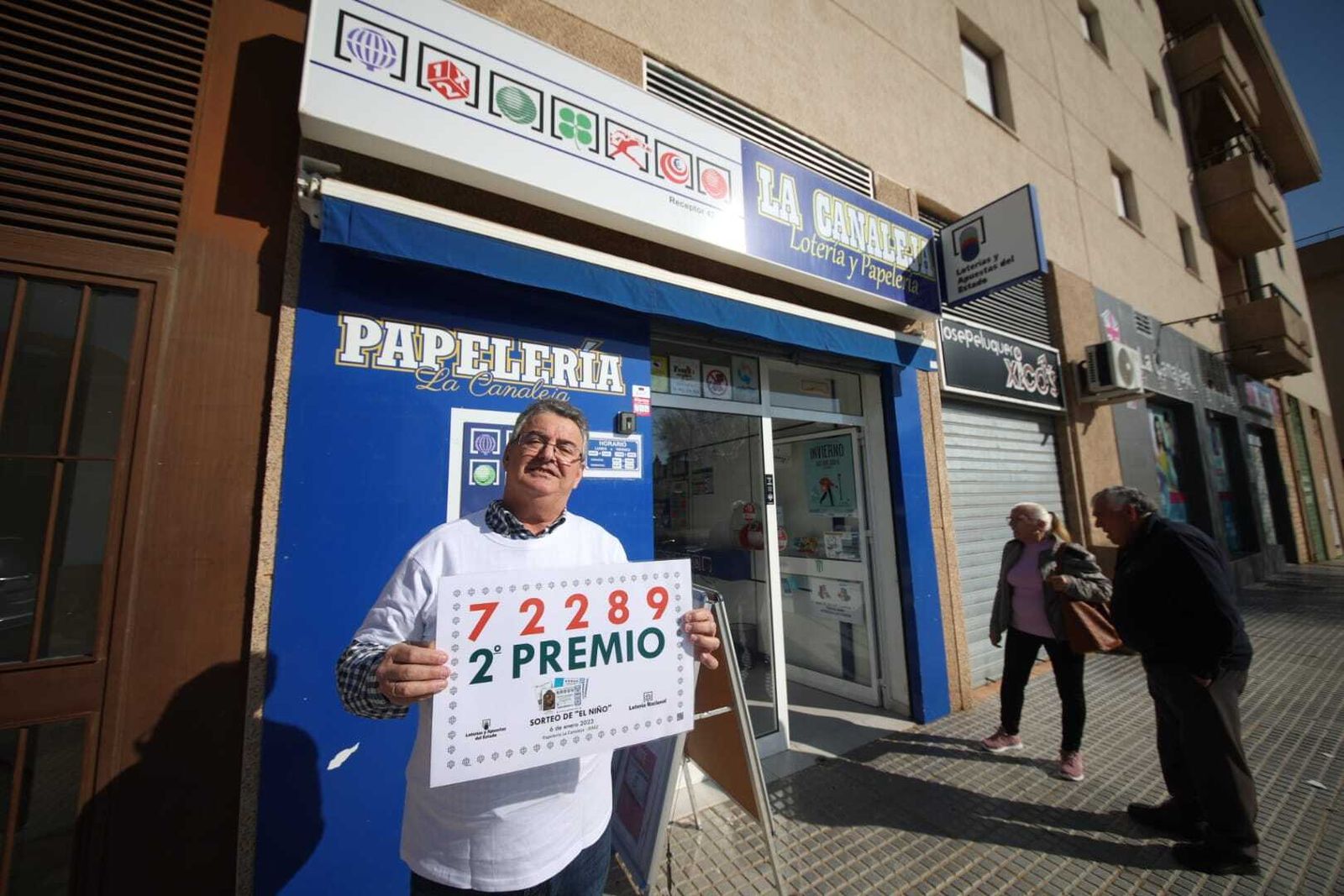 El propietario del despacho receptor de La Canaleja, Antonio León, con el segundo premio