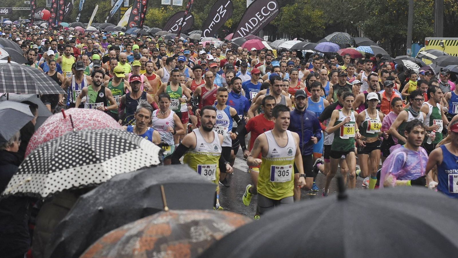 Un amplio número de atletas, en la salida, cuando ya la lluvia hacía acto de presencia.