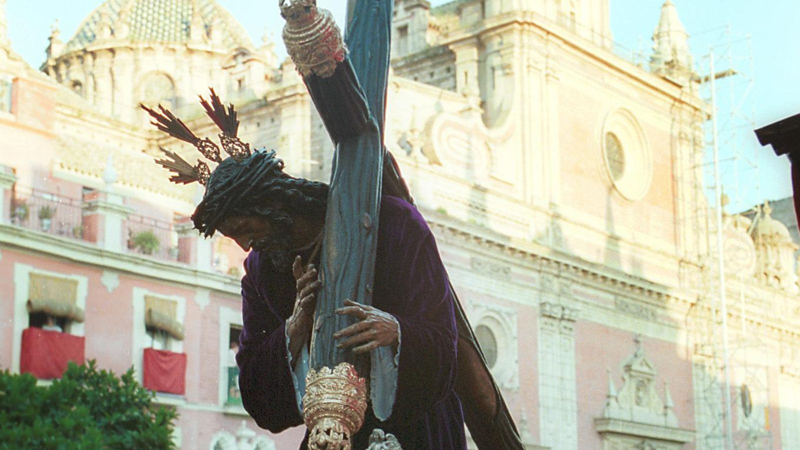 El impresionante Señor de Pasión a la salida de su casa, la Colegial del Salvador en la atardecida del Jueves Santo.