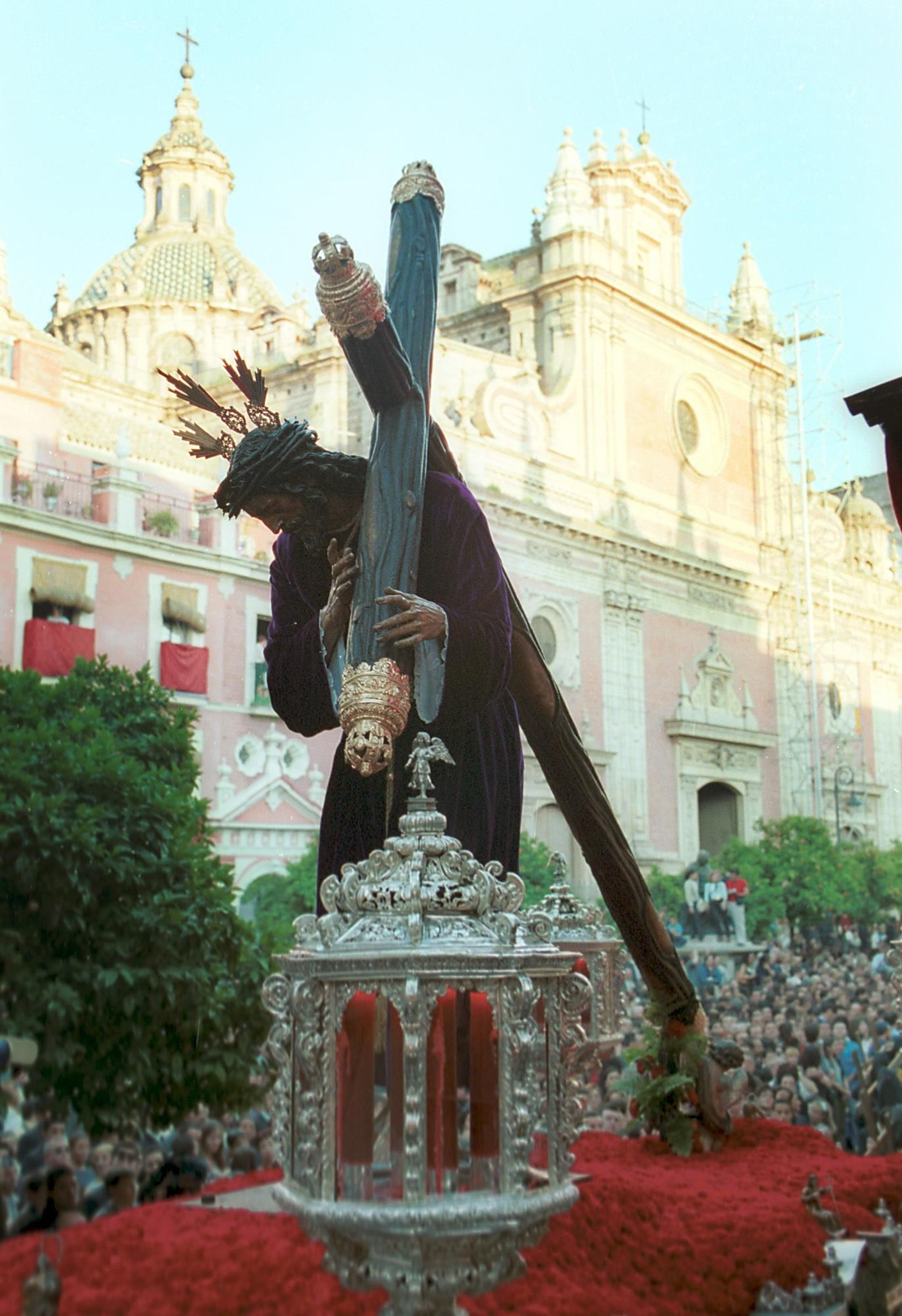 El impresionante Señor de Pasión a la salida de su casa, la Colegial del Salvador en la atardecida del Jueves Santo.