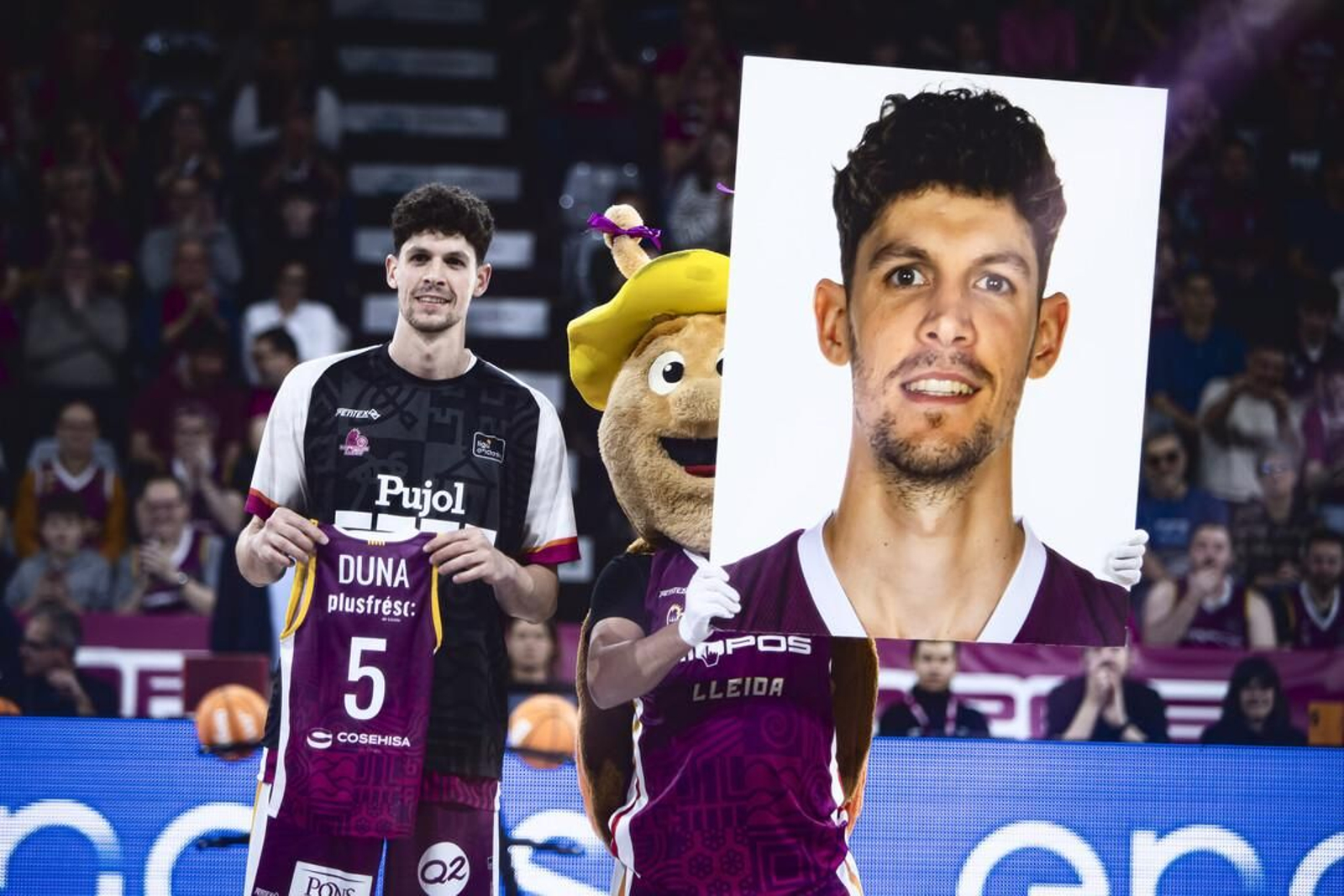 Oriol Paulí fue homenajeado en el partido ante el Casademont Zaragoza.