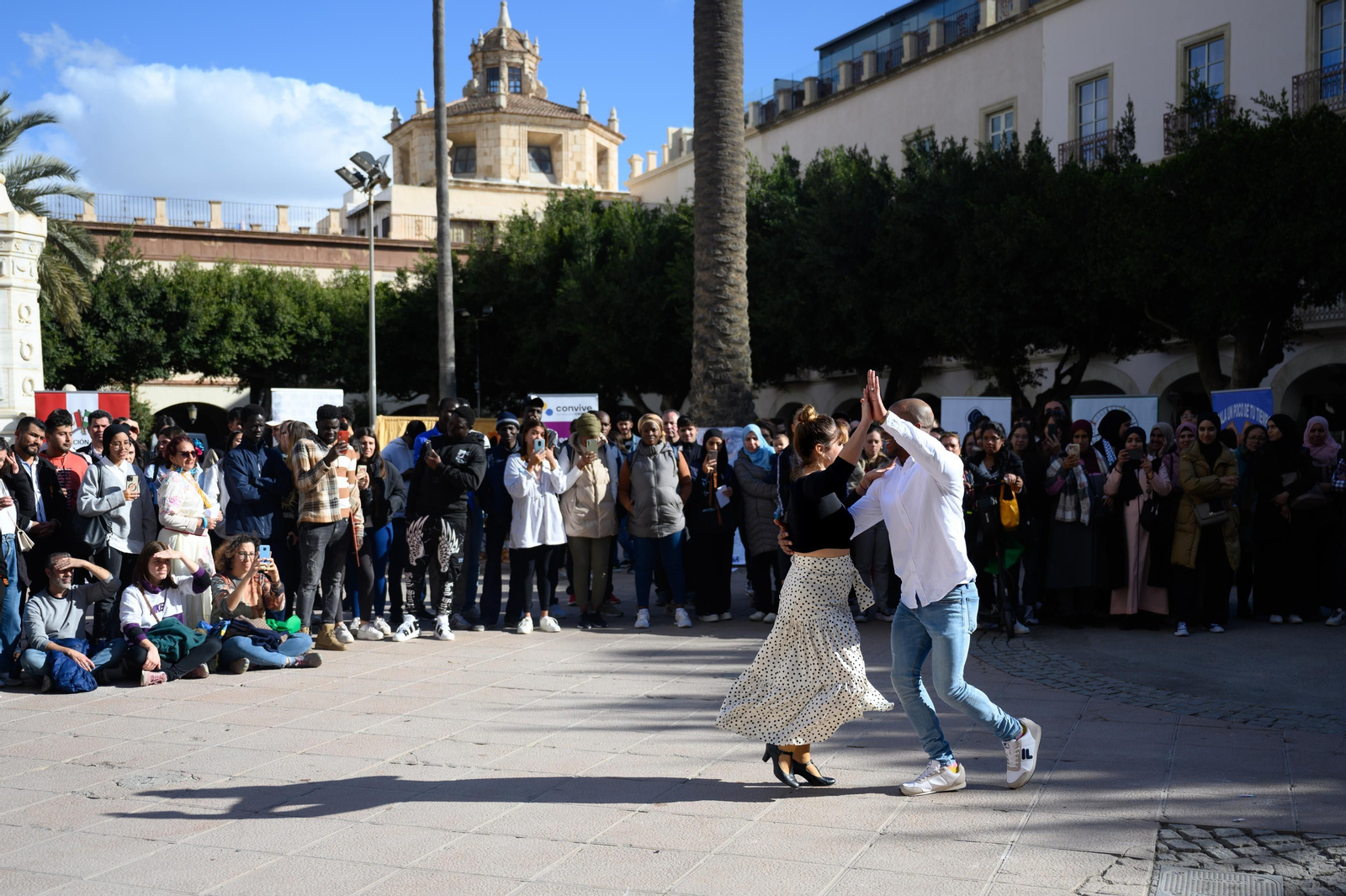 Exhibición del baile en el Día Internacional de la Migración