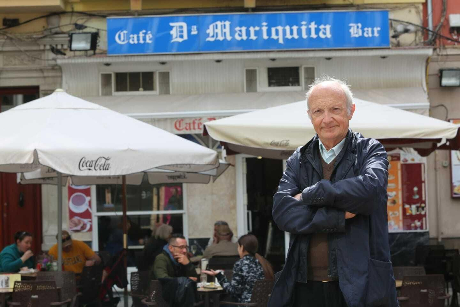 Fernando Villén, frente al Café Doña Mariquita, en la plaza Uncibay.