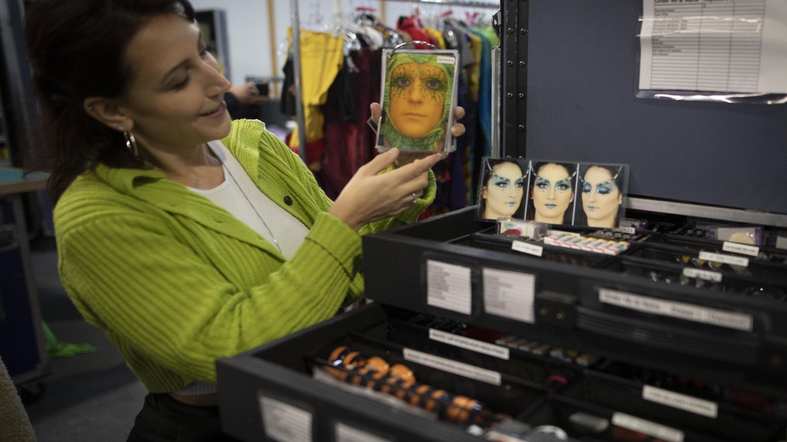Janie Mallet, publicista de 'Ovo', muestra los materiales con los que se maquilla cada intérprete.