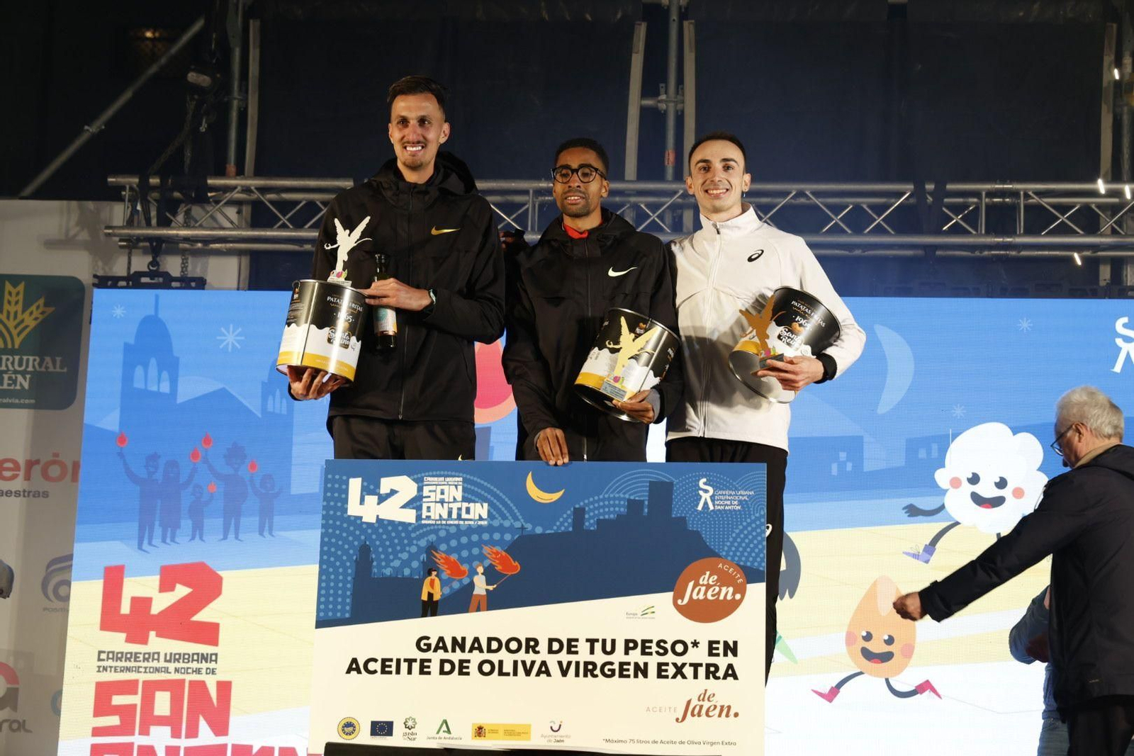 Los tres primeros en la categoría masculina, en el podio.