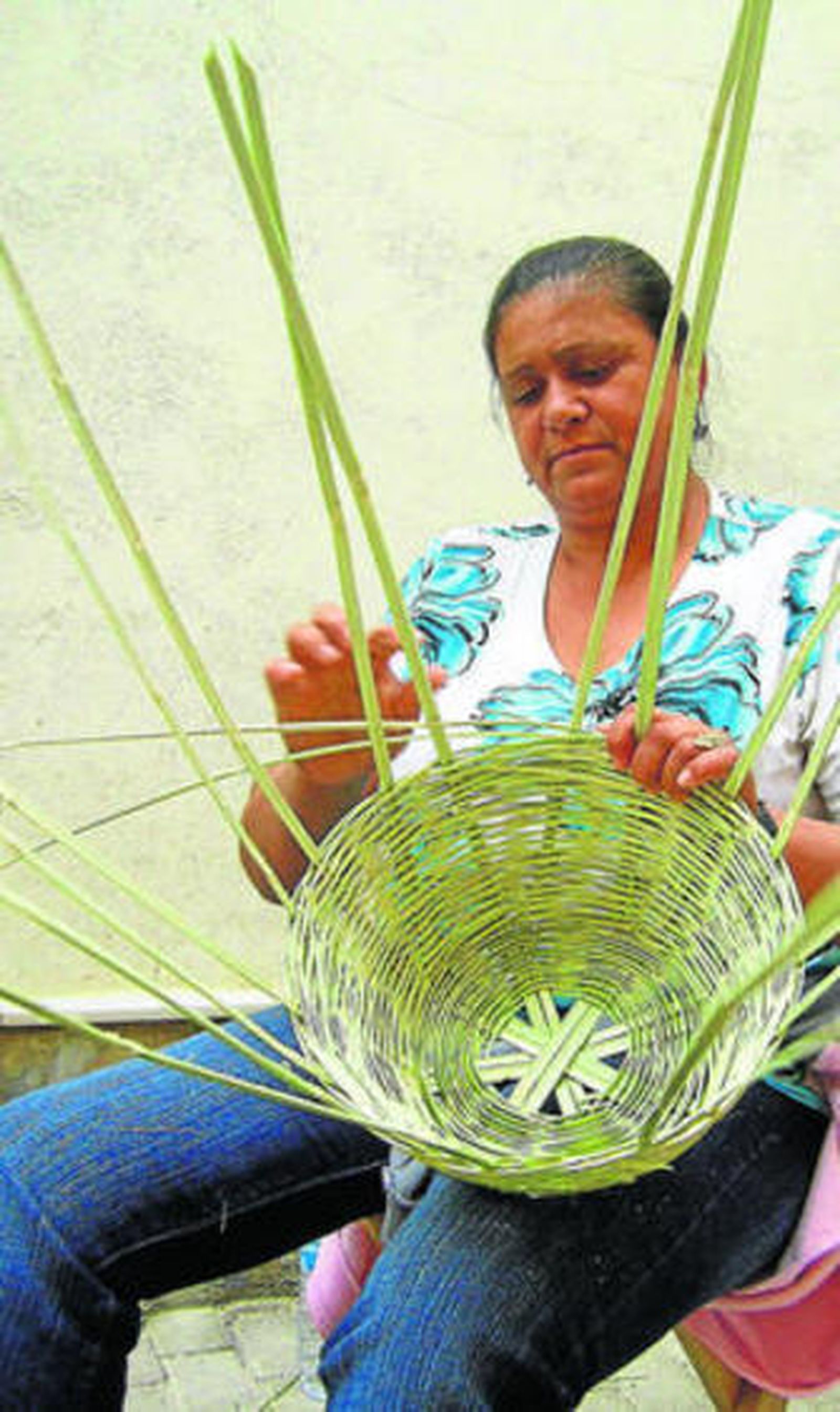 Cestería de caña a cargo de Lola de Gádor.