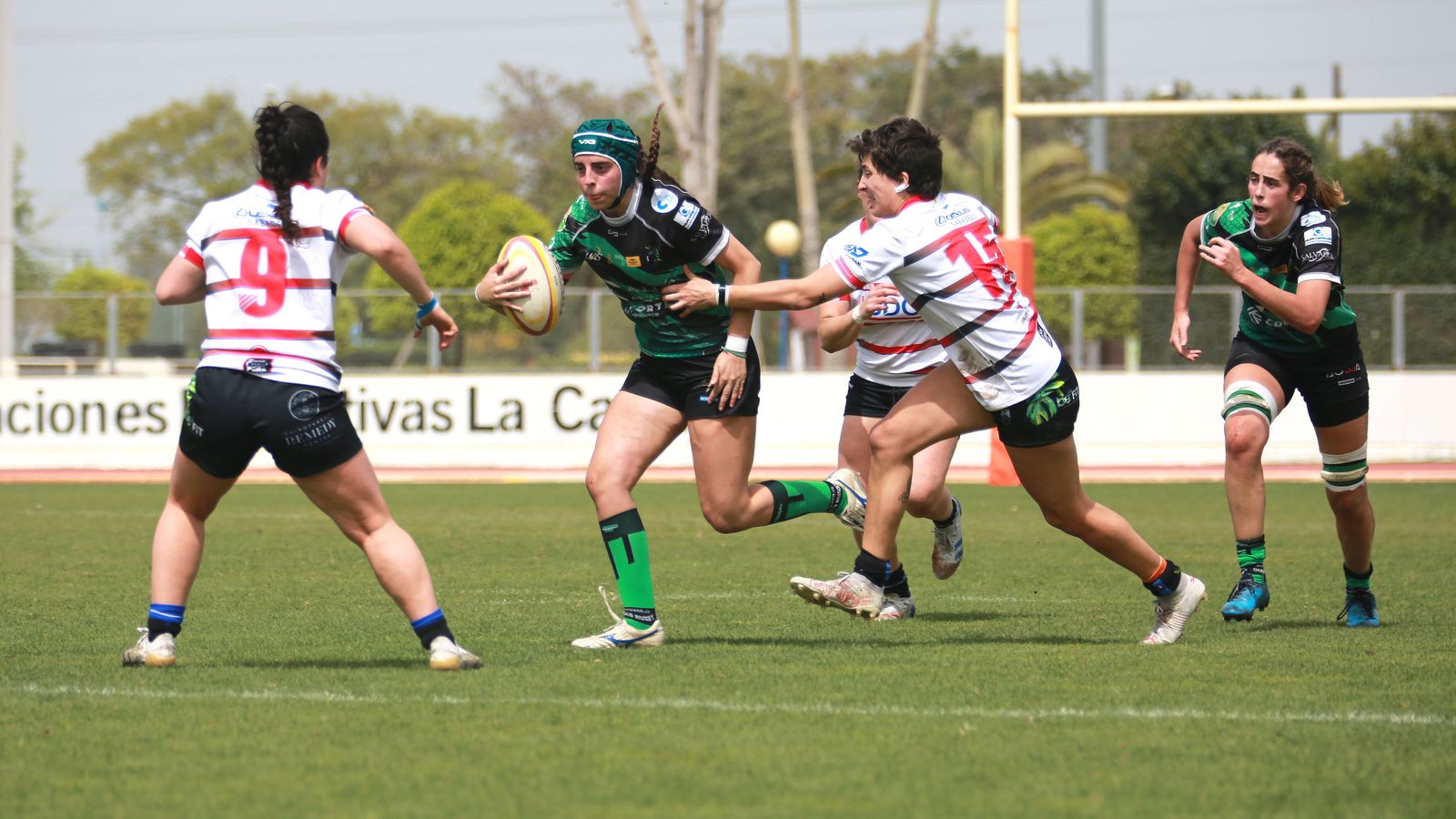 Blanca Ruiz con el balón ante el San Cugat