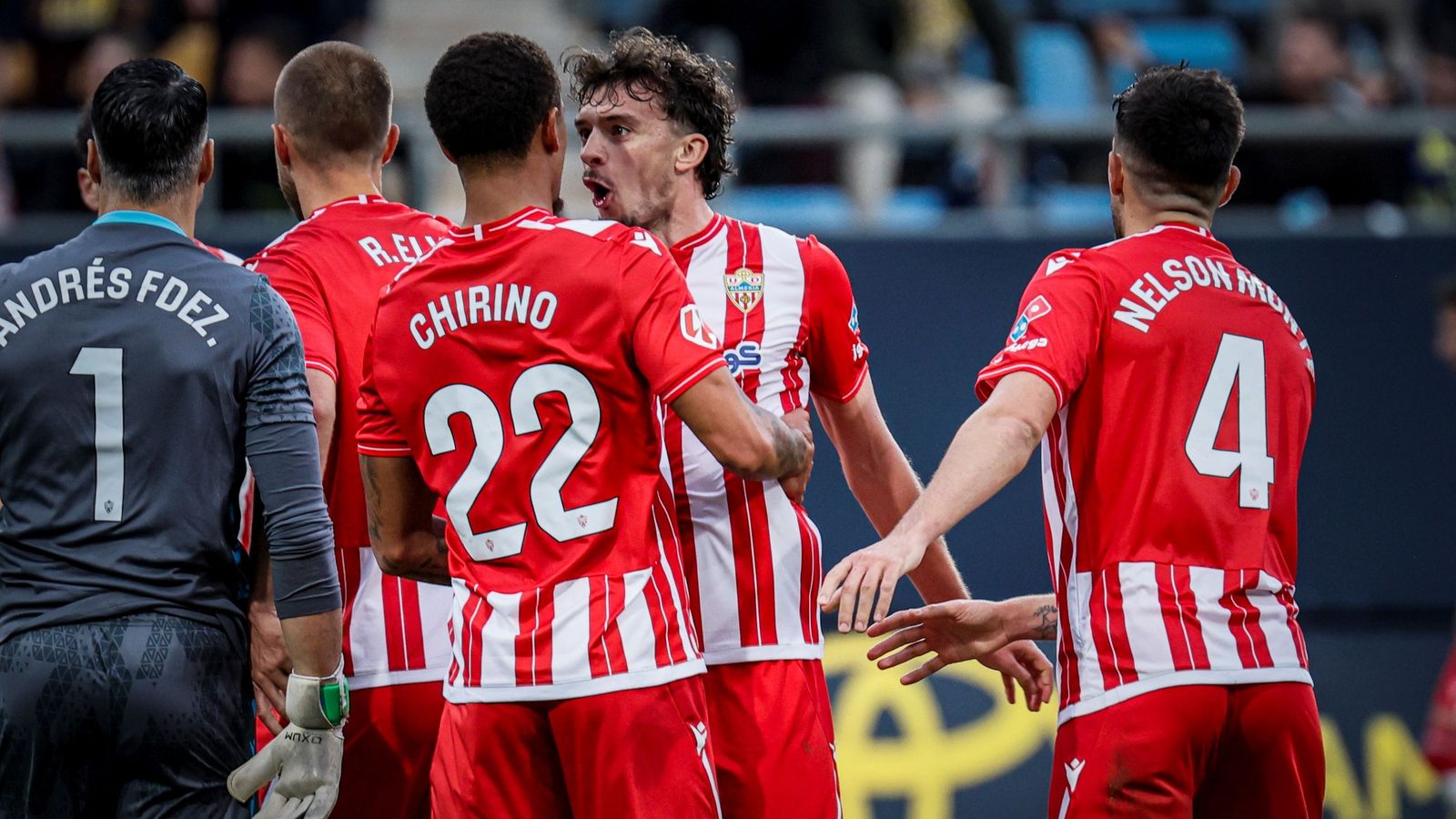 Los jugadores del Almería celebran su triunfo en Cádiz.