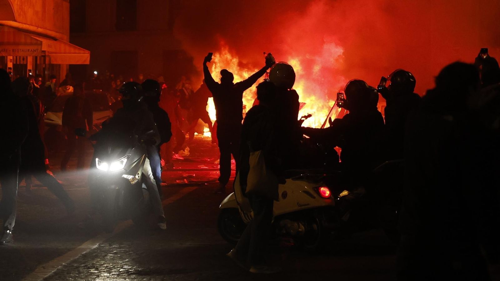 Fuego en una barricada durante las protestas.