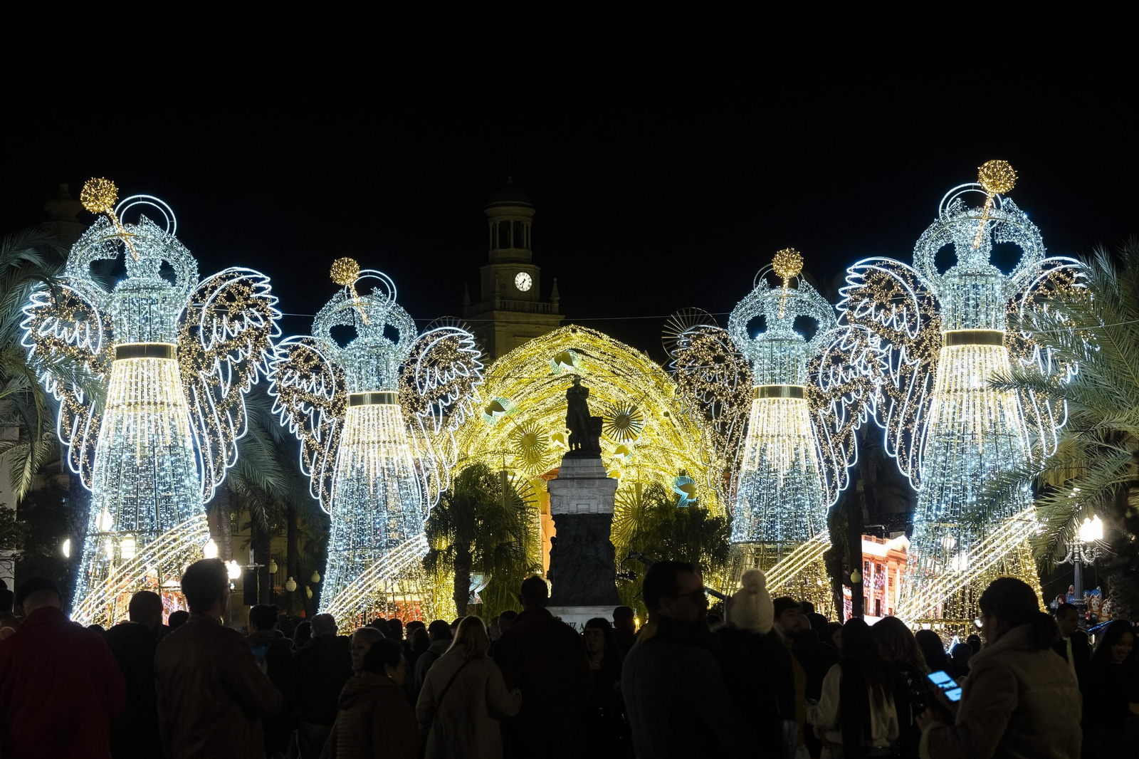 Las imágenes del encendido del alumbrado especial de la Navidad 2025 en Cádiz
