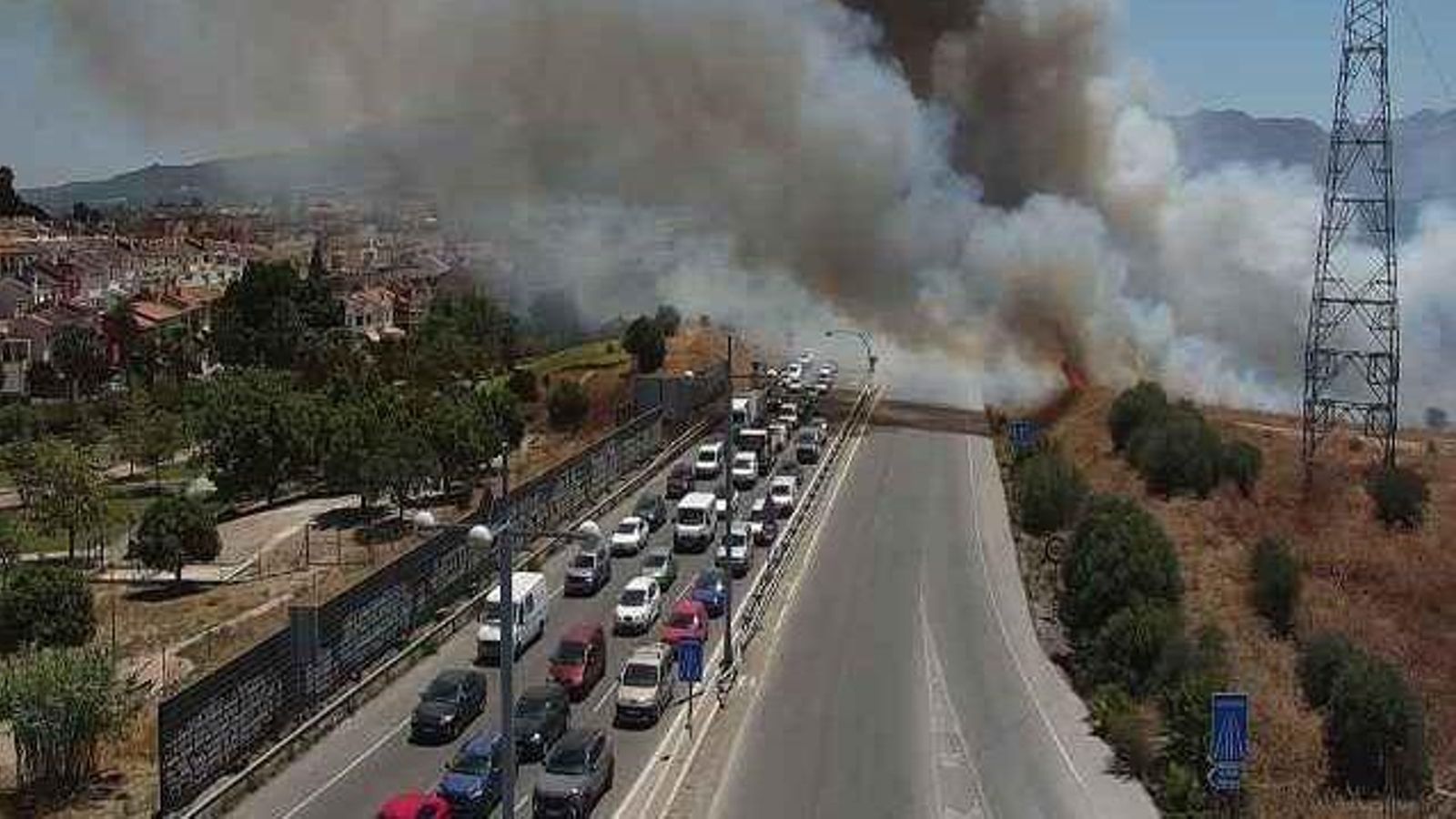 Incendio en la entrada del PTA