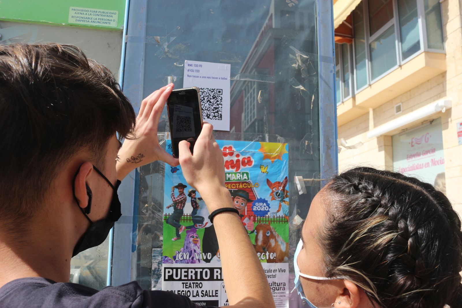Alumnos del IES Manuel de Falla "cazando" códigos QR donde se pueden leer las historias