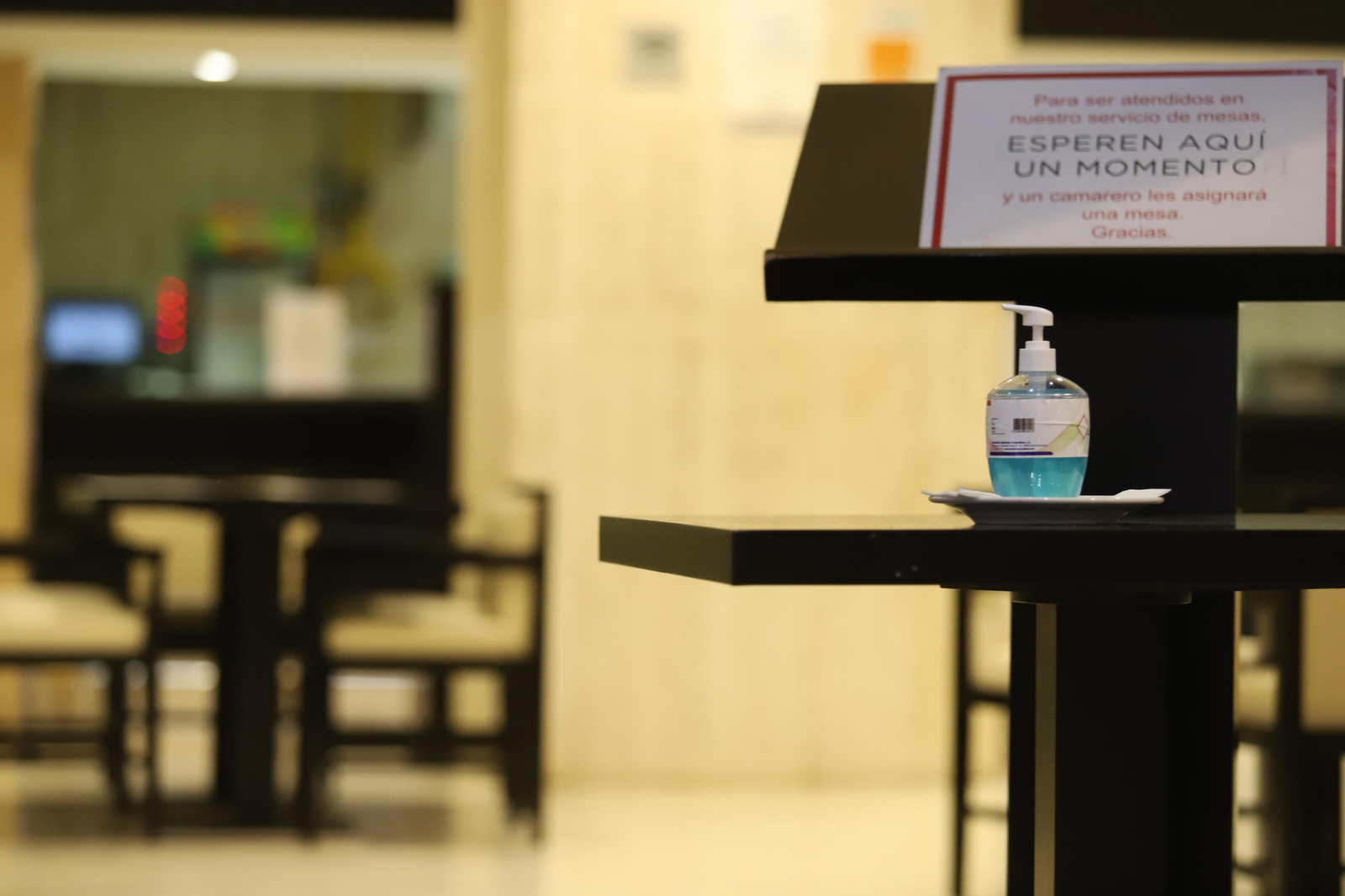 Imágenes del Corte Ingles retomando su actividad en la fase dos de la desescalada en Huelva