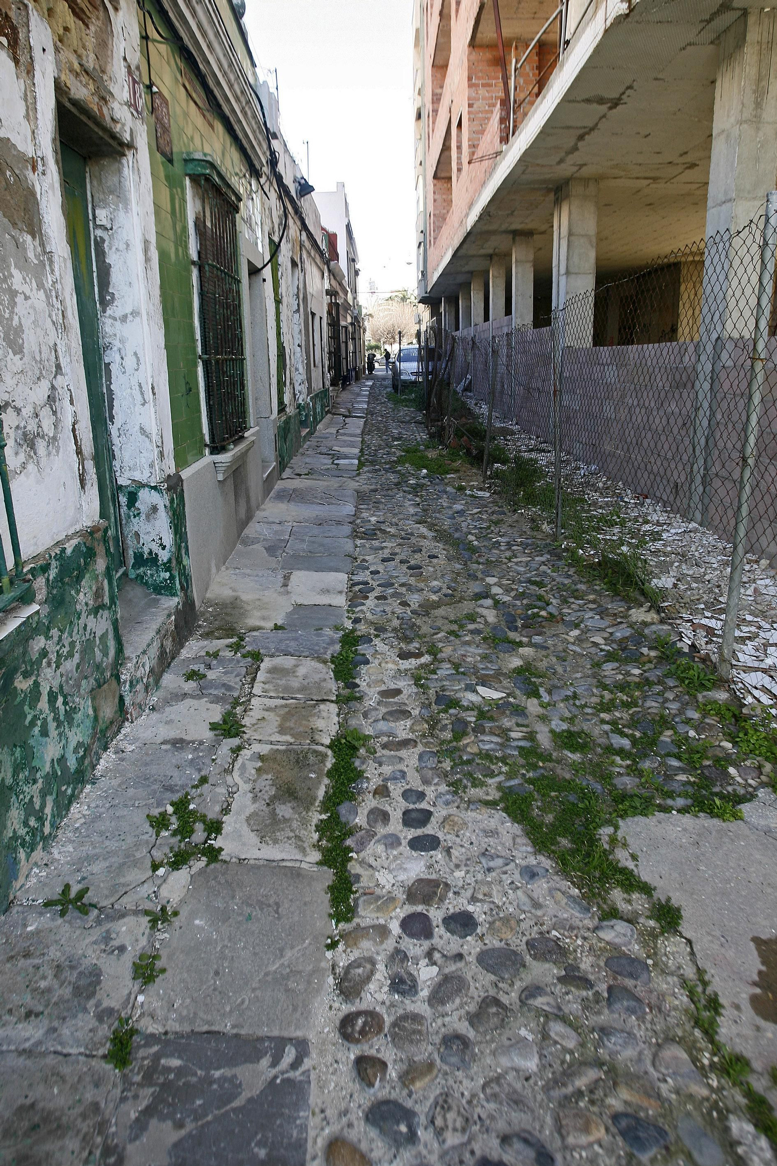 La calle, con los bolos y la losa de Tarifa, hace unos años.