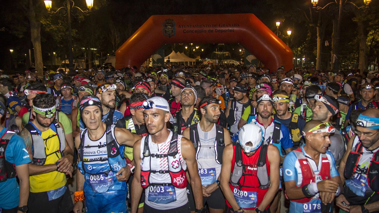 La Ultra Trail Sierra Nevada sale por la noche desde el Paseo de la Bomba