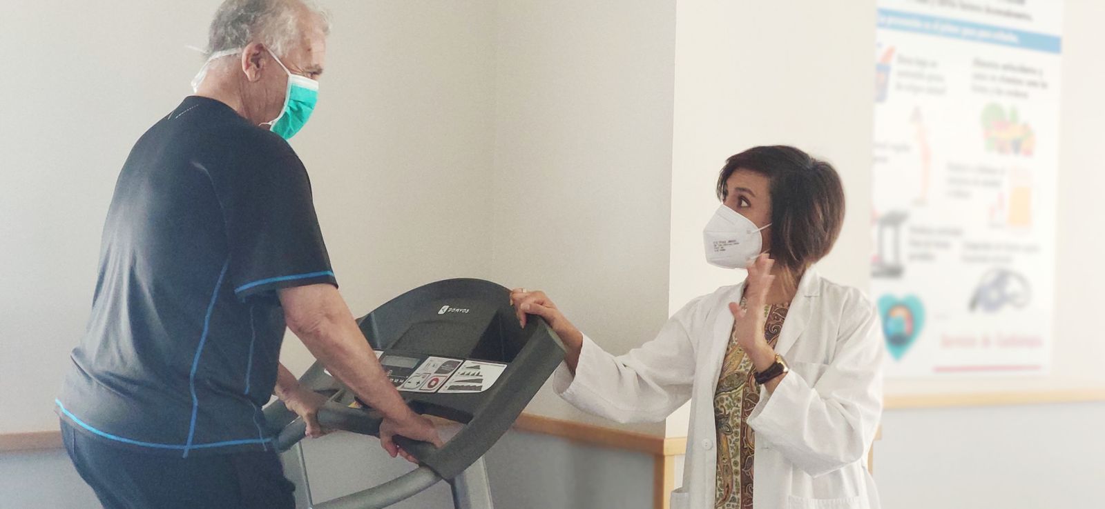 La doctora Julia Eslava da indicaciones a los pacientes durante una sesión de rehabilitación cardiaca.